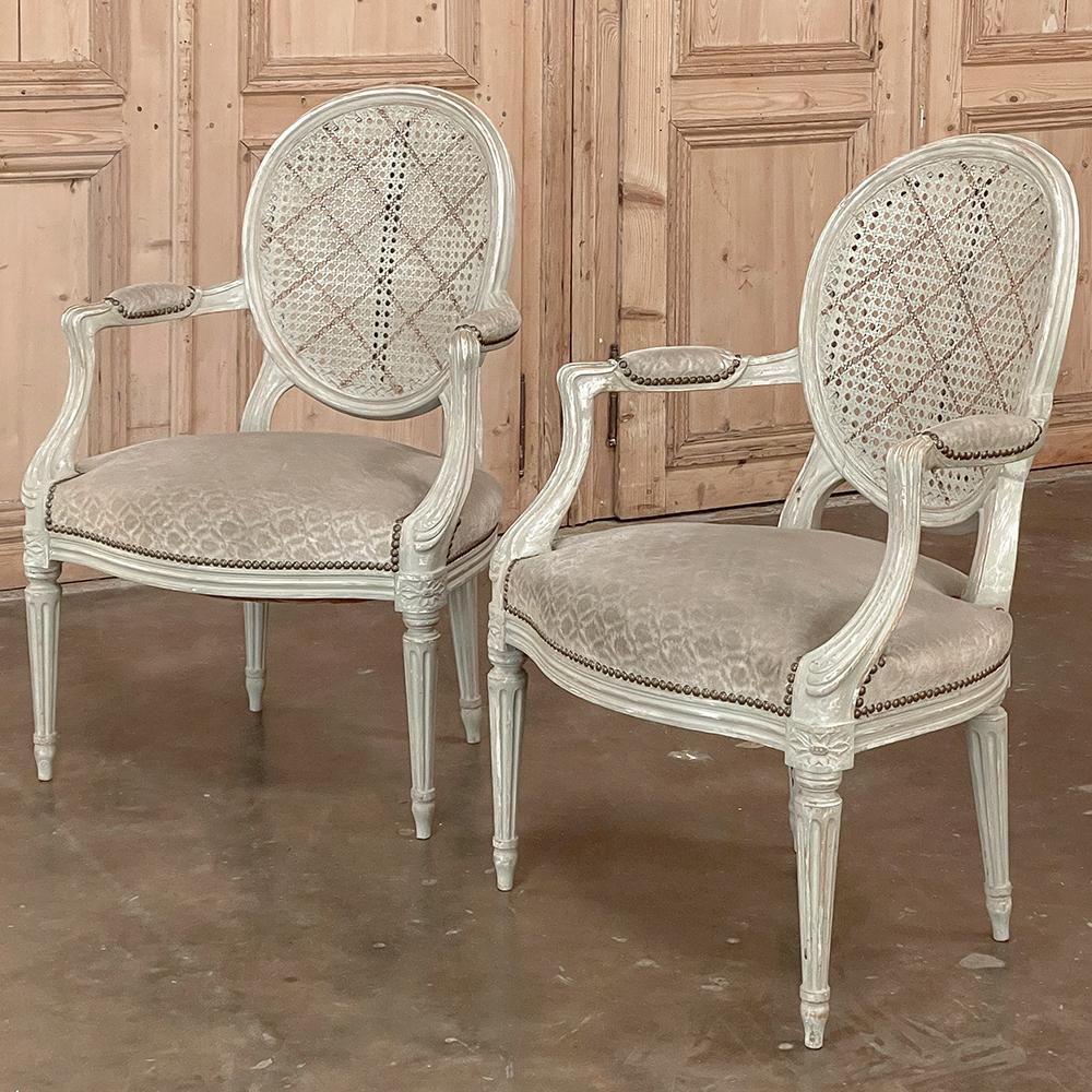 Fait main Paire de fauteuils français anciens peints de style Louis XVI avec canne et tissu en vente