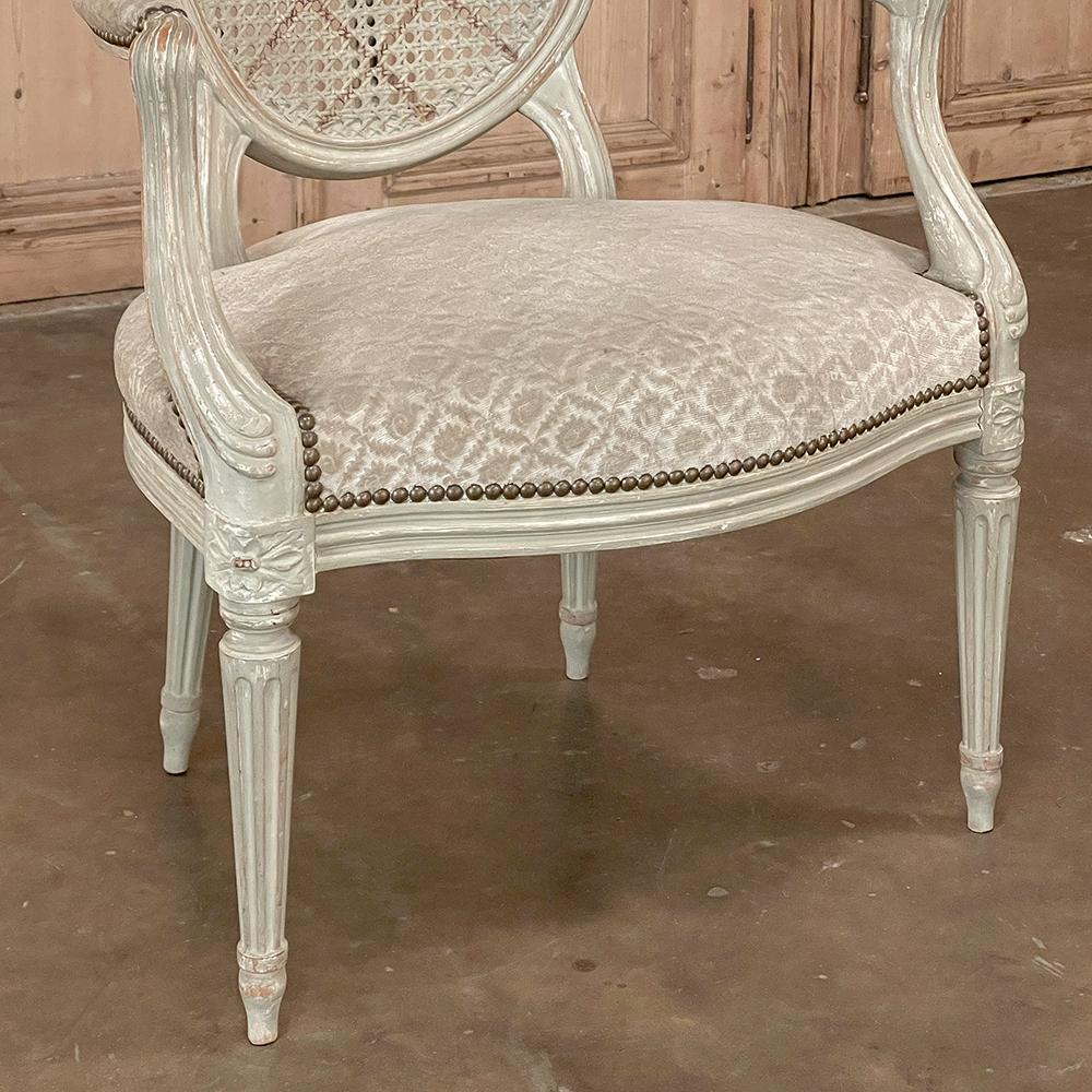Paar antike französische Louis XVI-Sessel mit Schilfrohr und Stoff, bemalt im Angebot 1