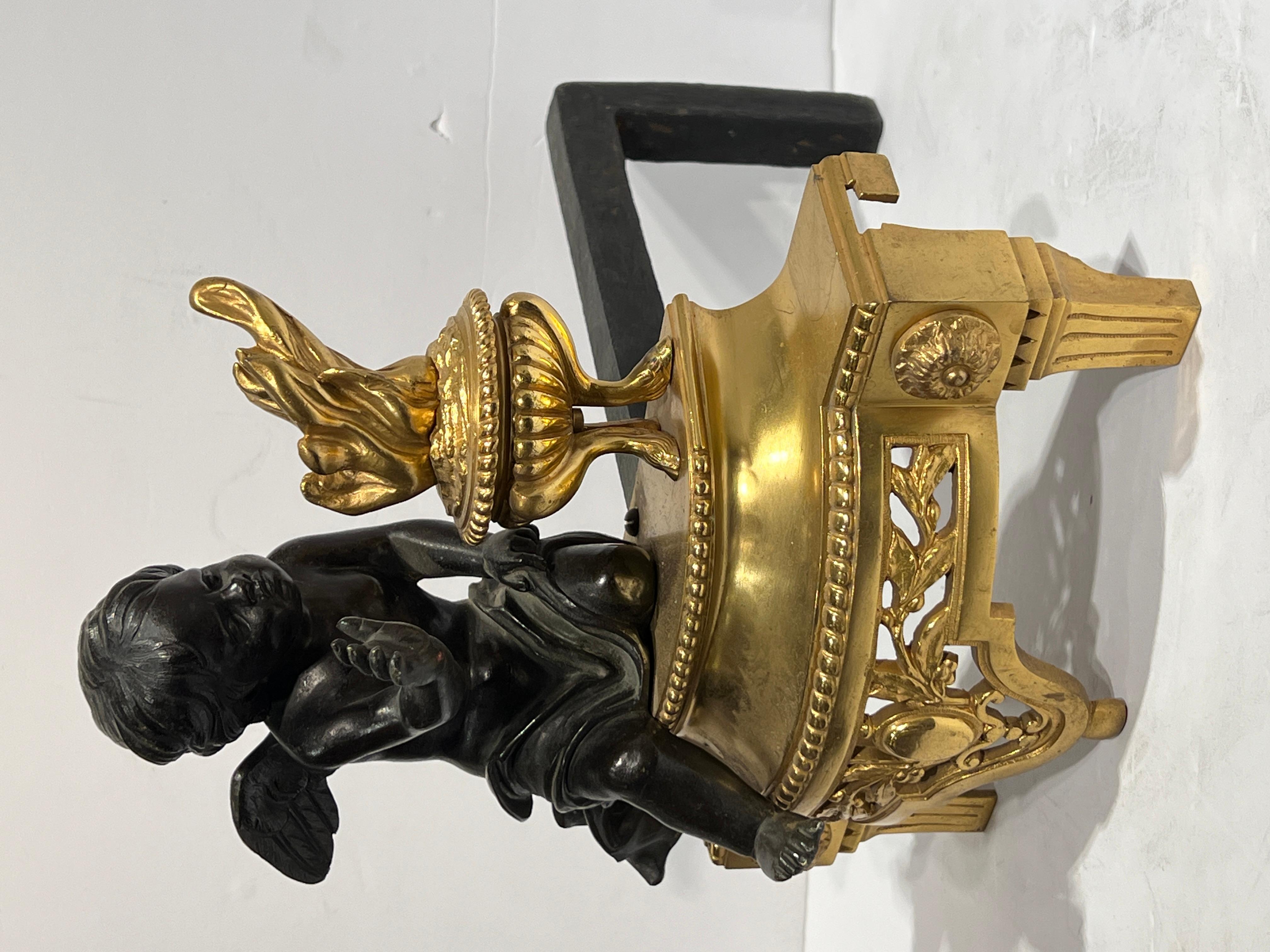Dorato Coppia di Chenet / Andirons in stile Luigi XVI francese dorati e patinati in vendita