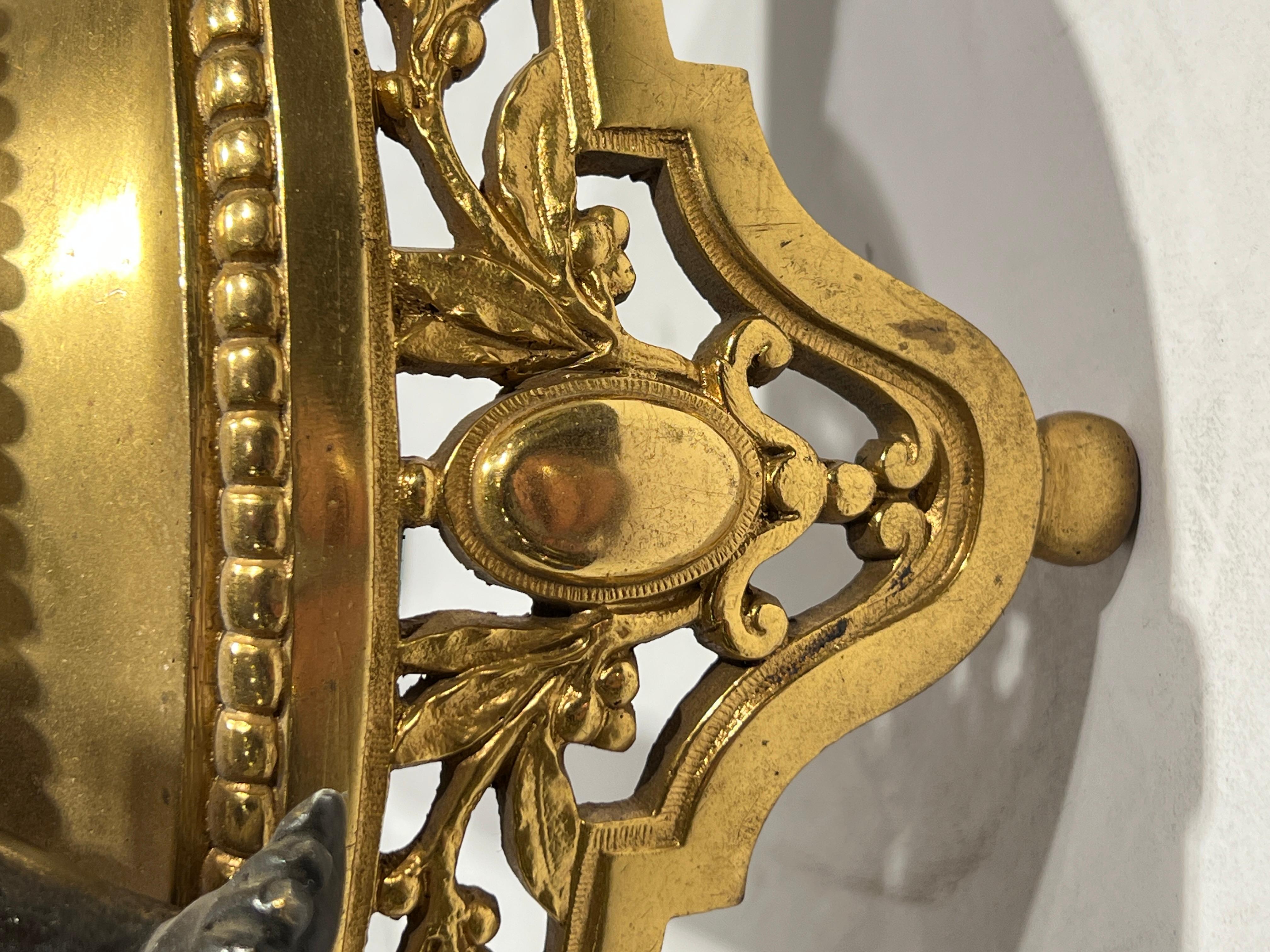 Coppia di Chenet / Andirons in stile Luigi XVI francese dorati e patinati In condizioni buone in vendita a New York, NY
