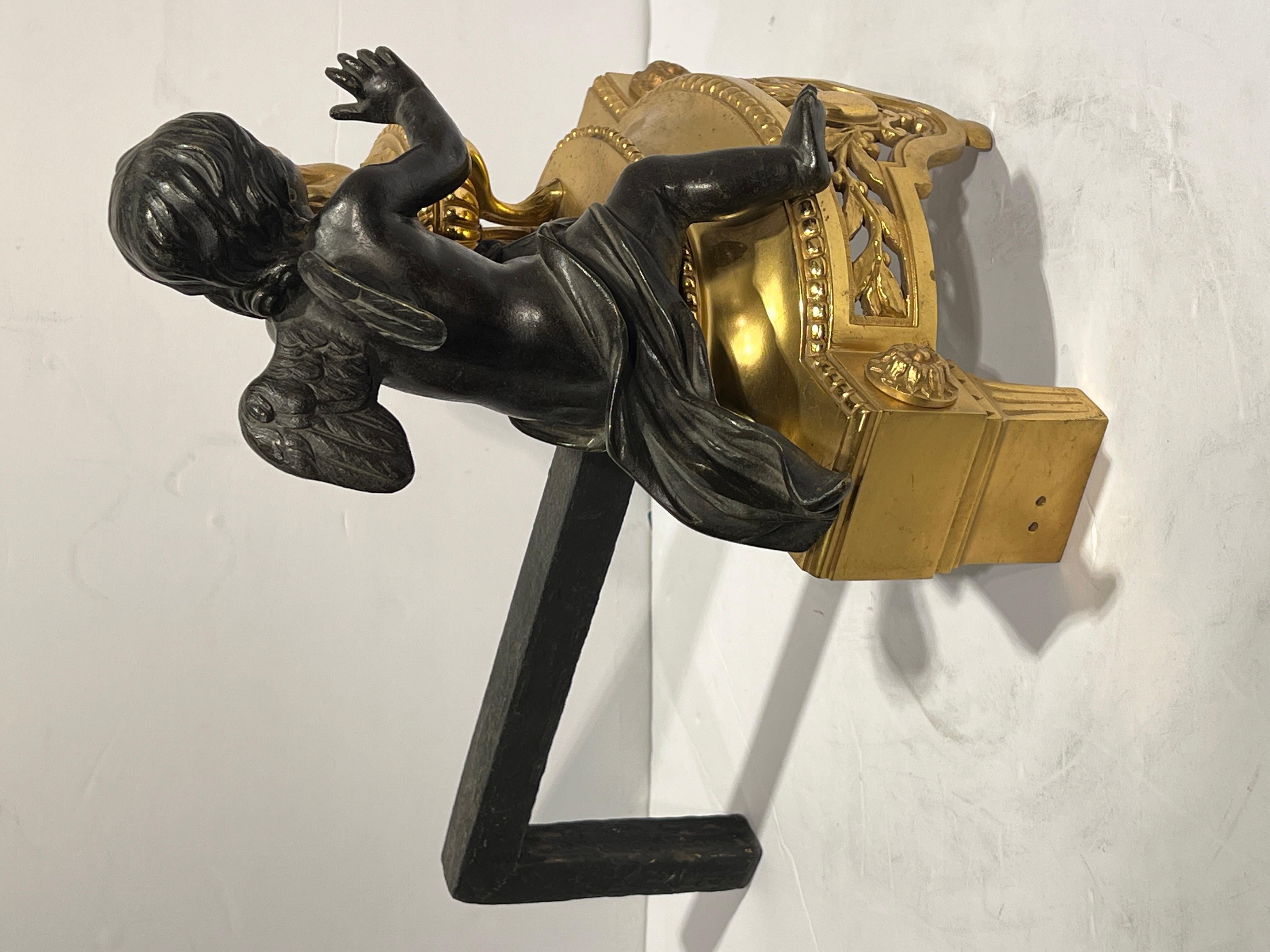 XIX secolo Coppia di Chenet / Andirons in stile Luigi XVI francese dorati e patinati in vendita