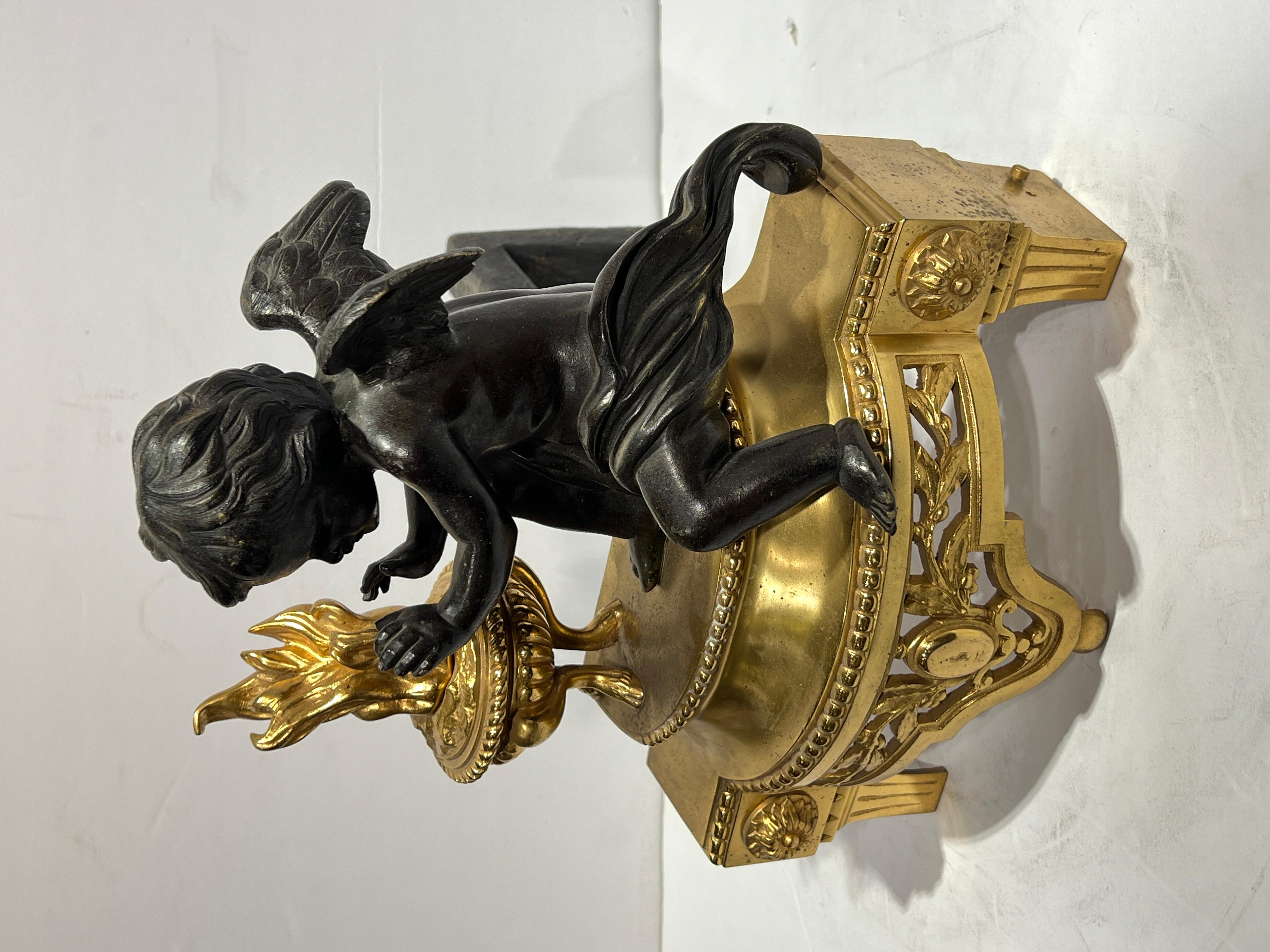 Bronzo Coppia di Chenet / Andirons in stile Luigi XVI francese dorati e patinati in vendita