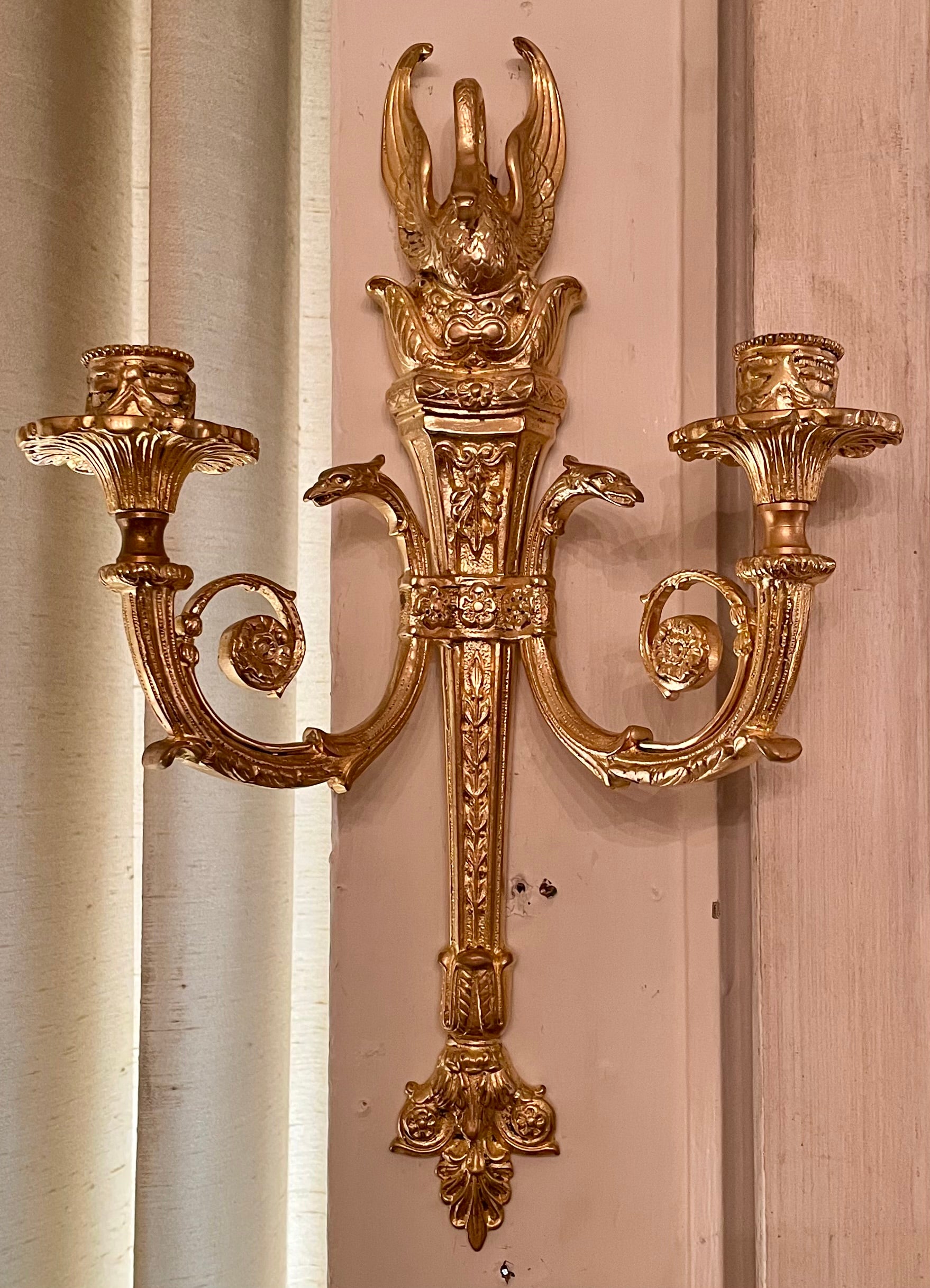 Français Paire d'appliques à 2 lumières en bronze doré de style Louis XVI, Circa 1900. en vente
