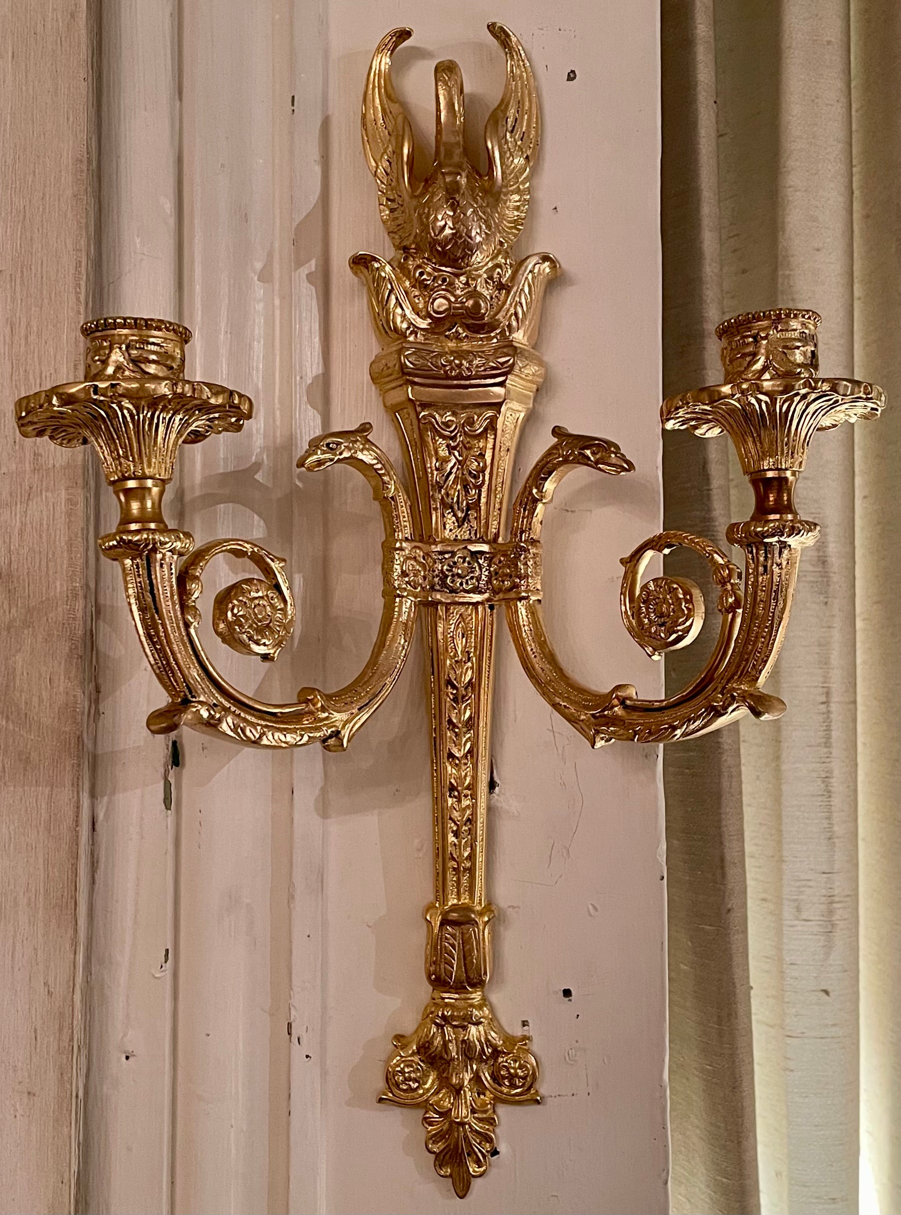 Paire d'appliques à 2 lumières en bronze doré de style Louis XVI, Circa 1900. Bon état - En vente à New Orleans, LA