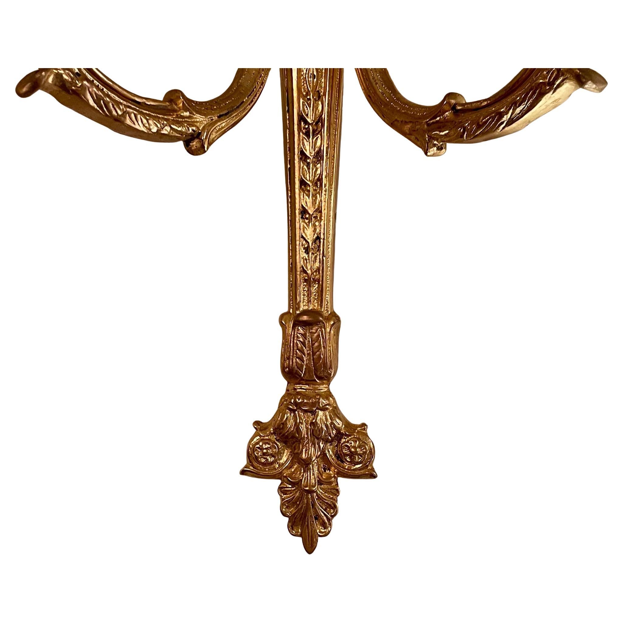 20ième siècle Paire d'appliques à 2 lumières en bronze doré de style Louis XVI, Circa 1900. en vente