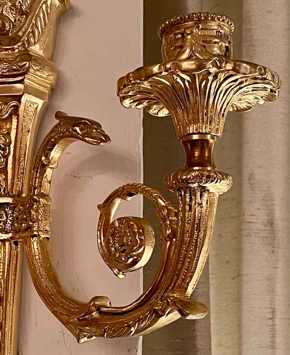 Bronze Paire d'appliques à 2 lumières en bronze doré de style Louis XVI, Circa 1900. en vente