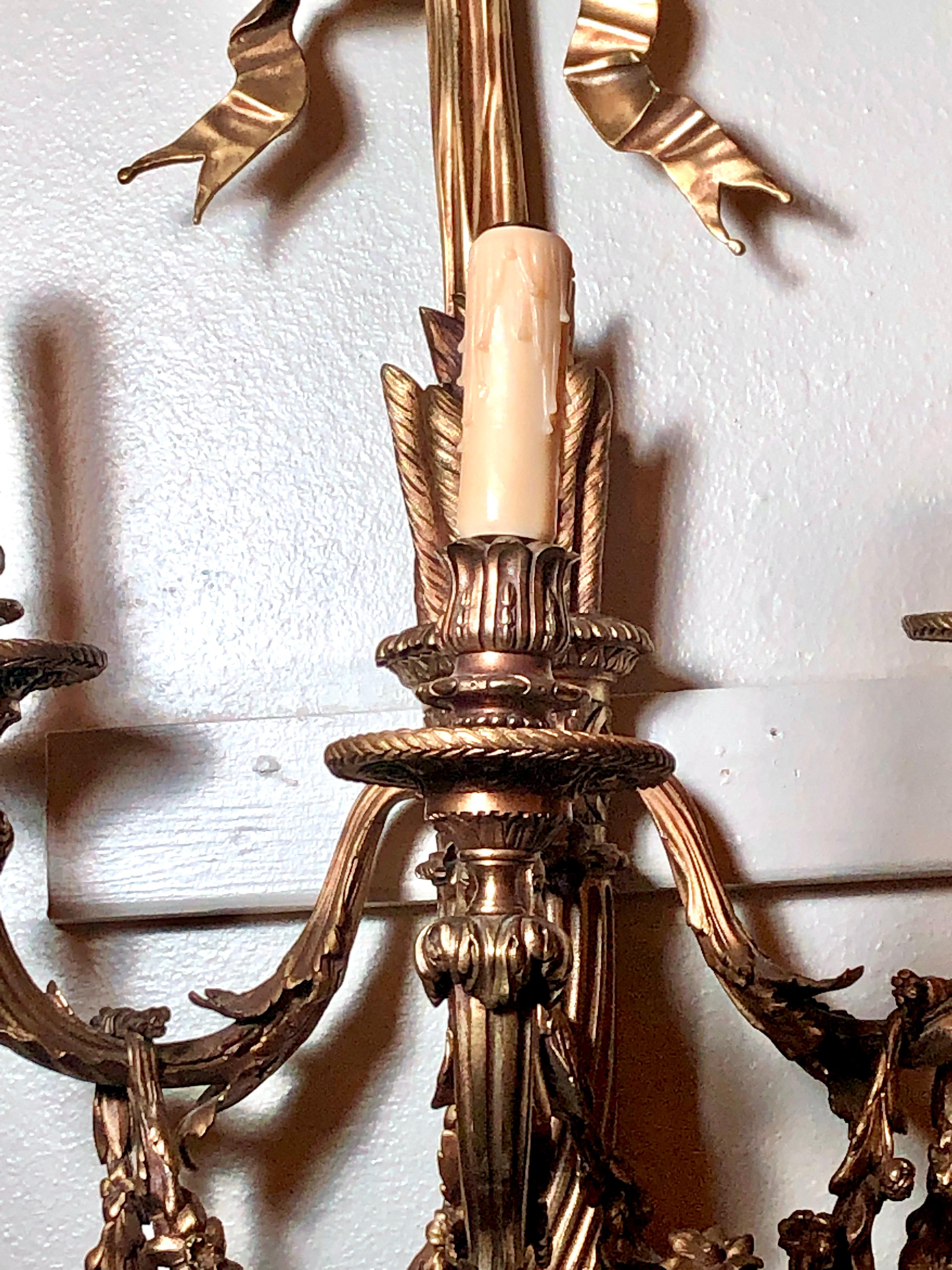 Paire d'appliques françaises anciennes de style Louis XVI en bronze doré, vers 1840-1860. Bon état - En vente à New Orleans, LA