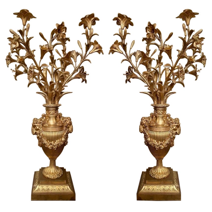 Pareja de Antiguos Candelabros Franceses de Ormolu Estilo Luis XVI, Circa 1840.