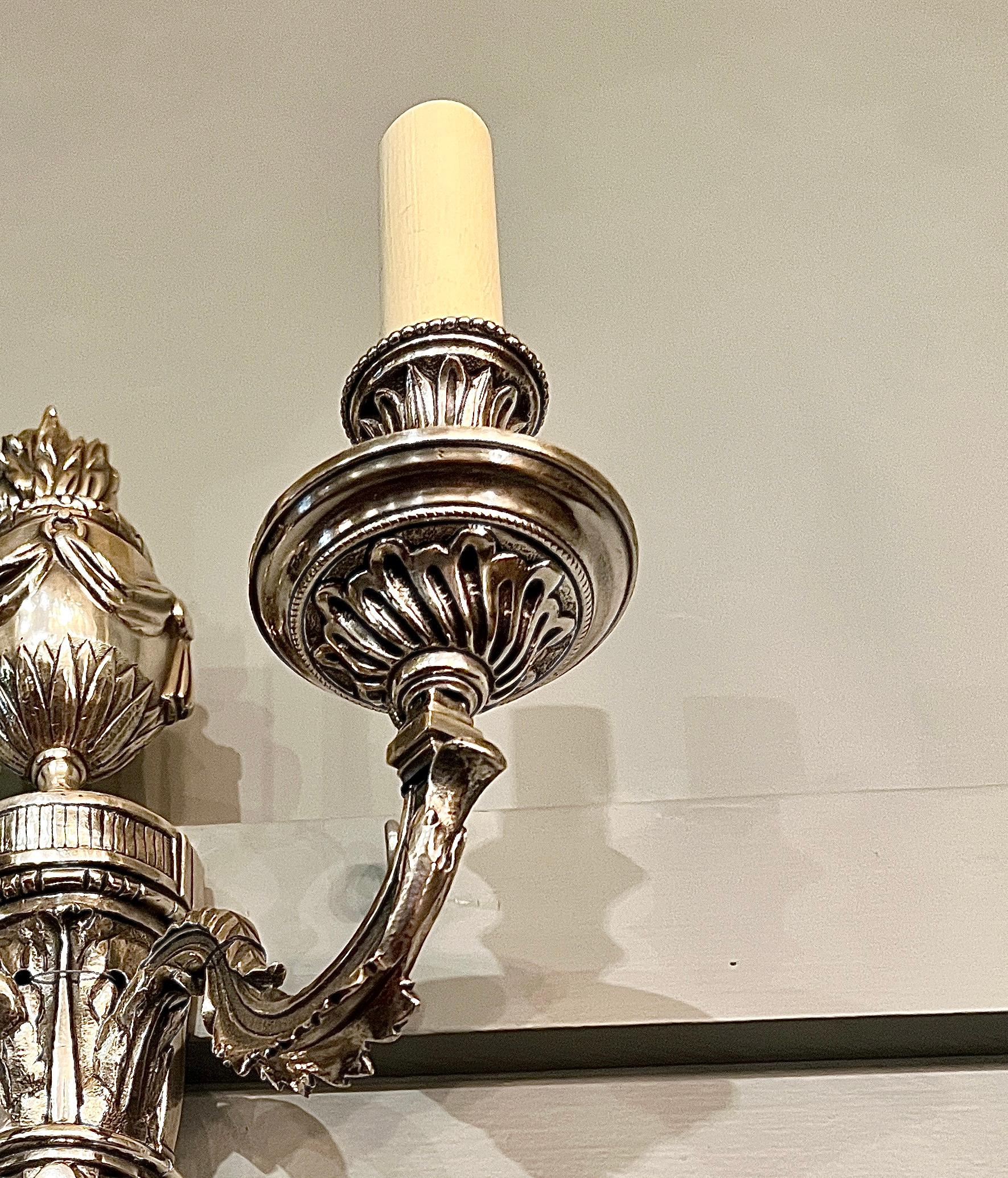 Paar antike französische Louis XVI zwei Licht versilbert Bronze Scones (Versilbert) im Angebot