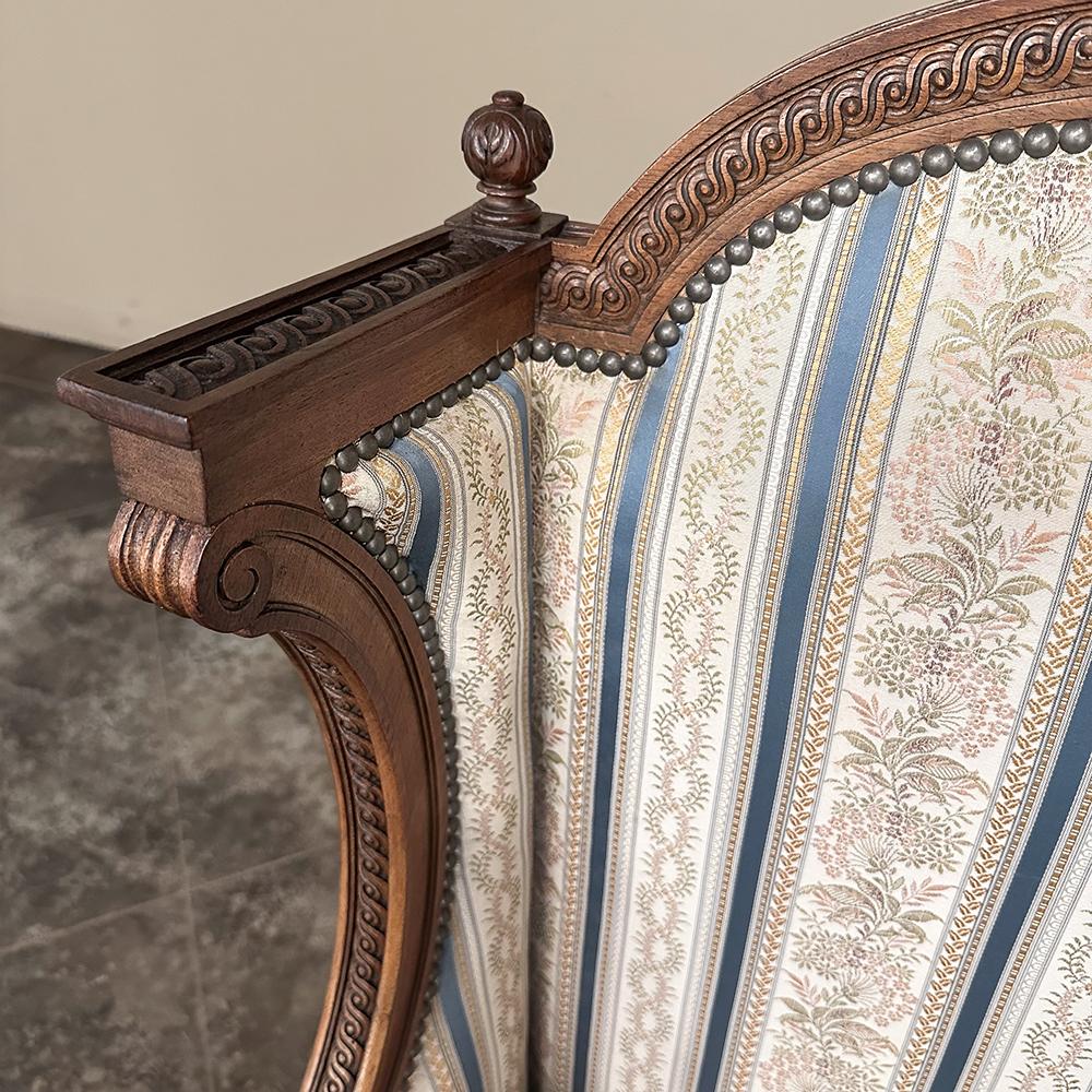 Paire de Bergeres ~ Fauteuils anciens Louis XVI en noyer tapissés en vente 10