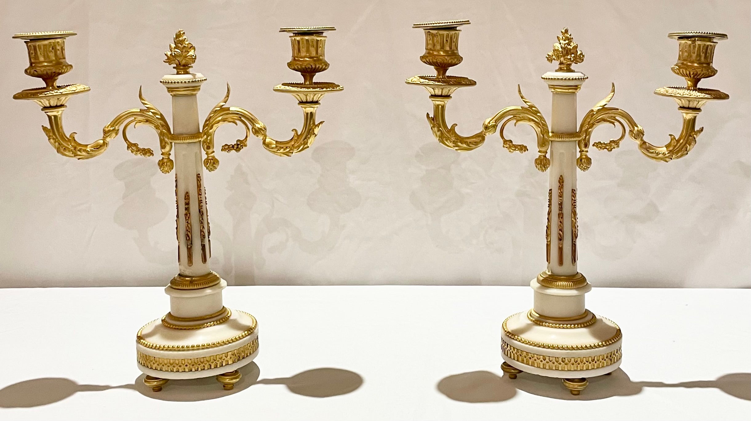 Coppia di antichi candelabri francesi Luigi XVI in marmo bianco e bronzo dorato, 1875-1890 circa.