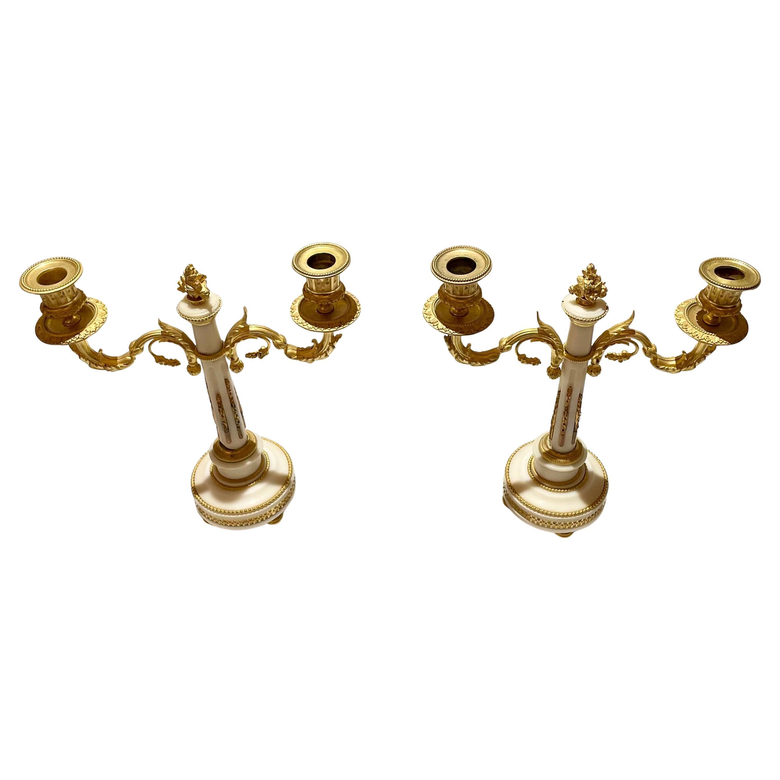 Francese Coppia di candelabri francesi Luigi XVI in marmo bianco e bronzo dorato, circa 1885. in vendita
