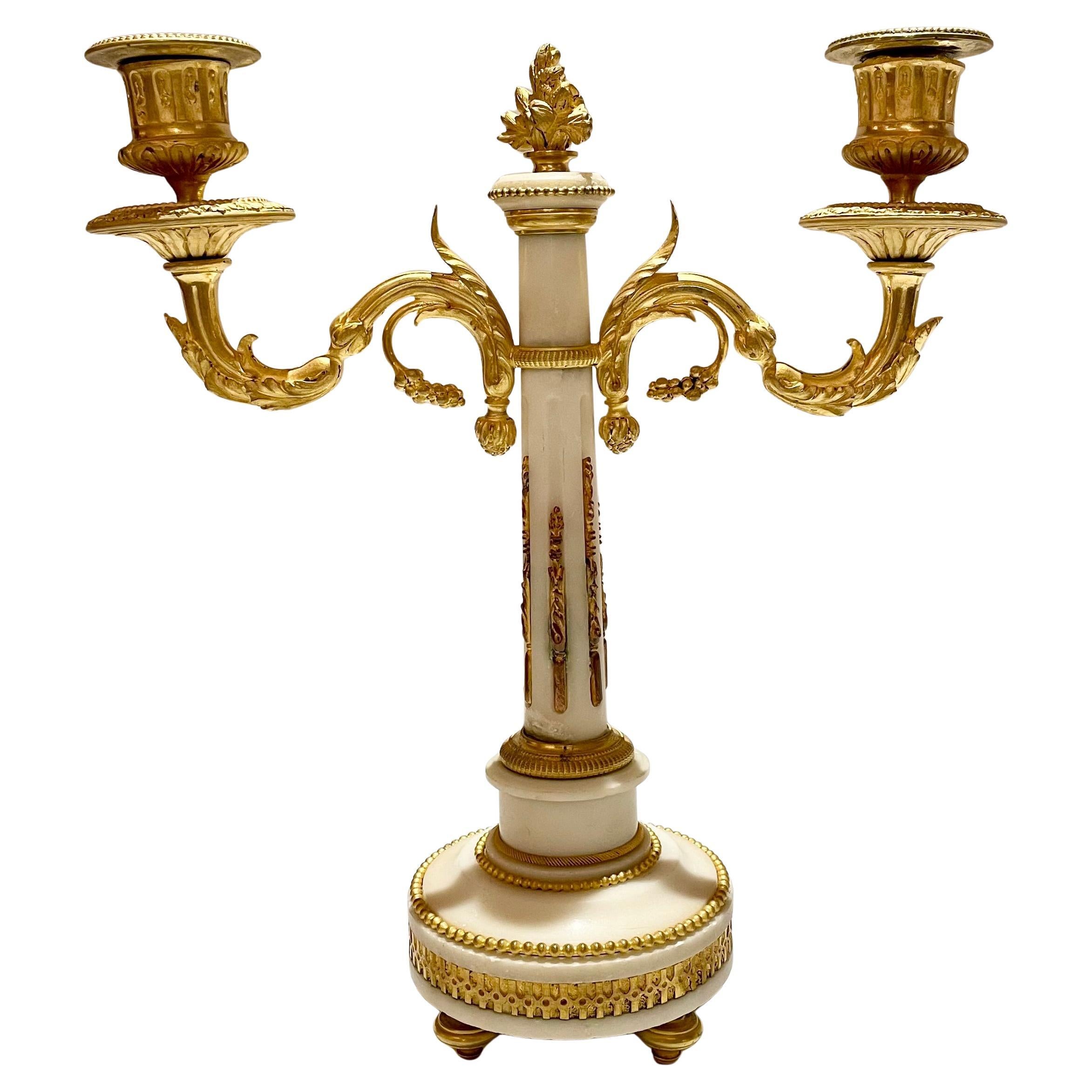 Coppia di candelabri francesi Luigi XVI in marmo bianco e bronzo dorato, circa 1885. In condizioni buone in vendita a New Orleans, LA