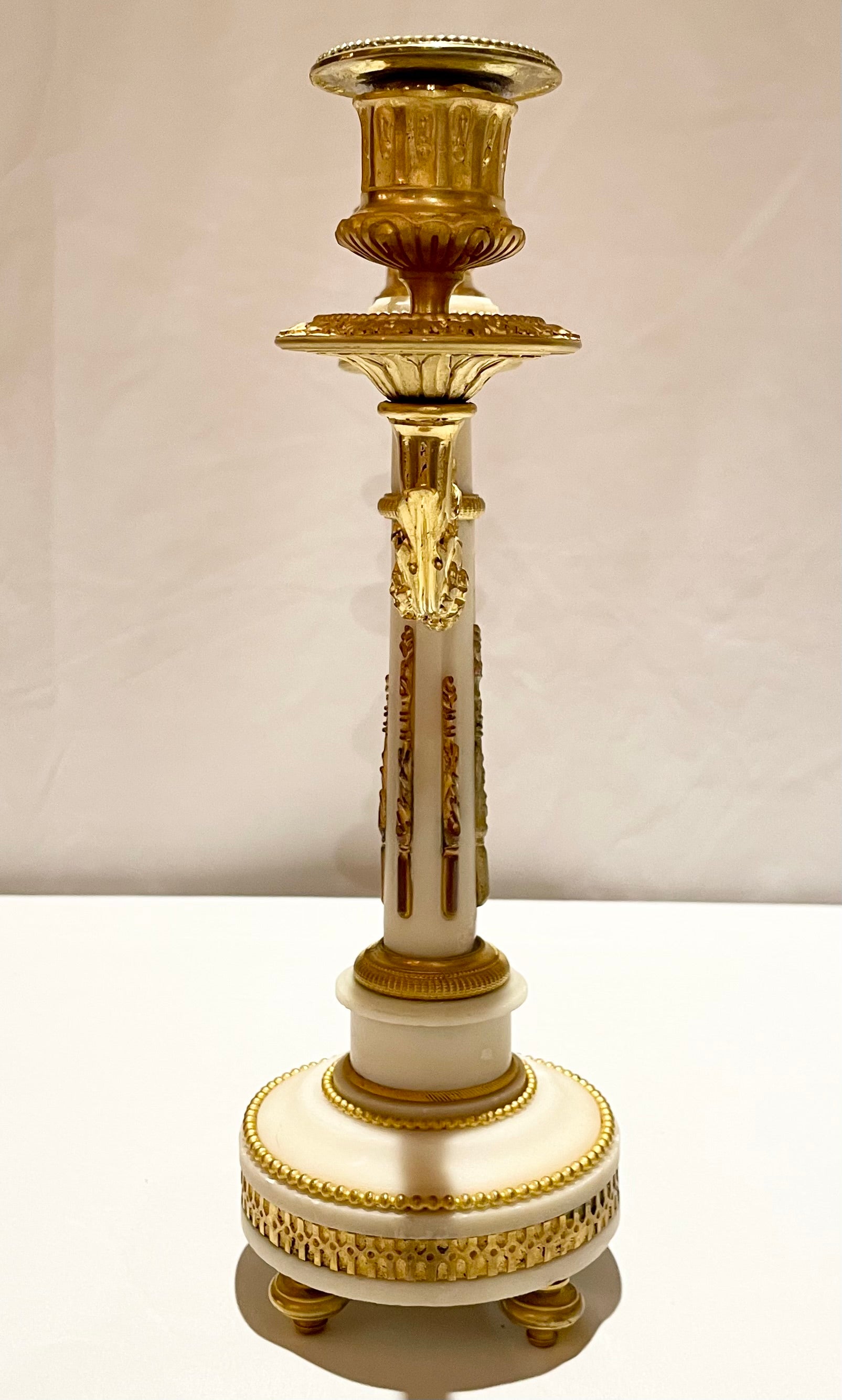 XIX secolo Coppia di candelabri francesi Luigi XVI in marmo bianco e bronzo dorato, circa 1885. in vendita