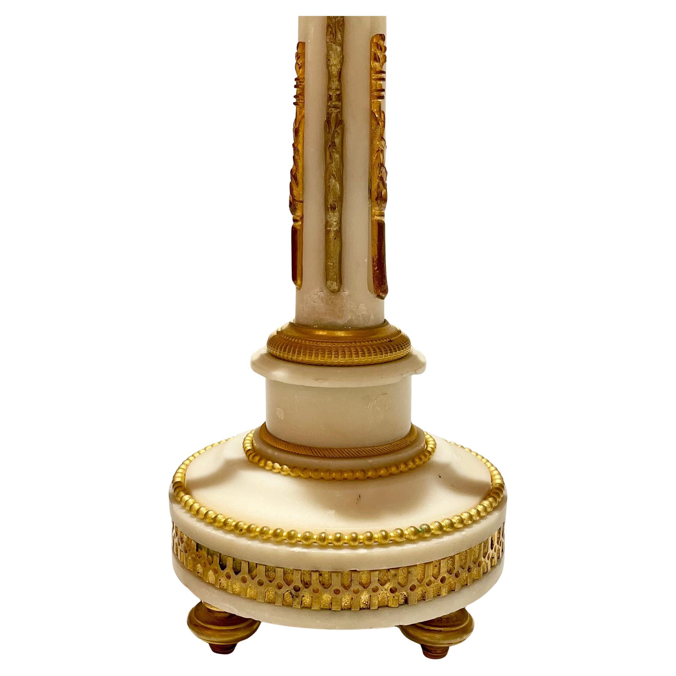 Bronzo Coppia di candelabri francesi Luigi XVI in marmo bianco e bronzo dorato, circa 1885. in vendita