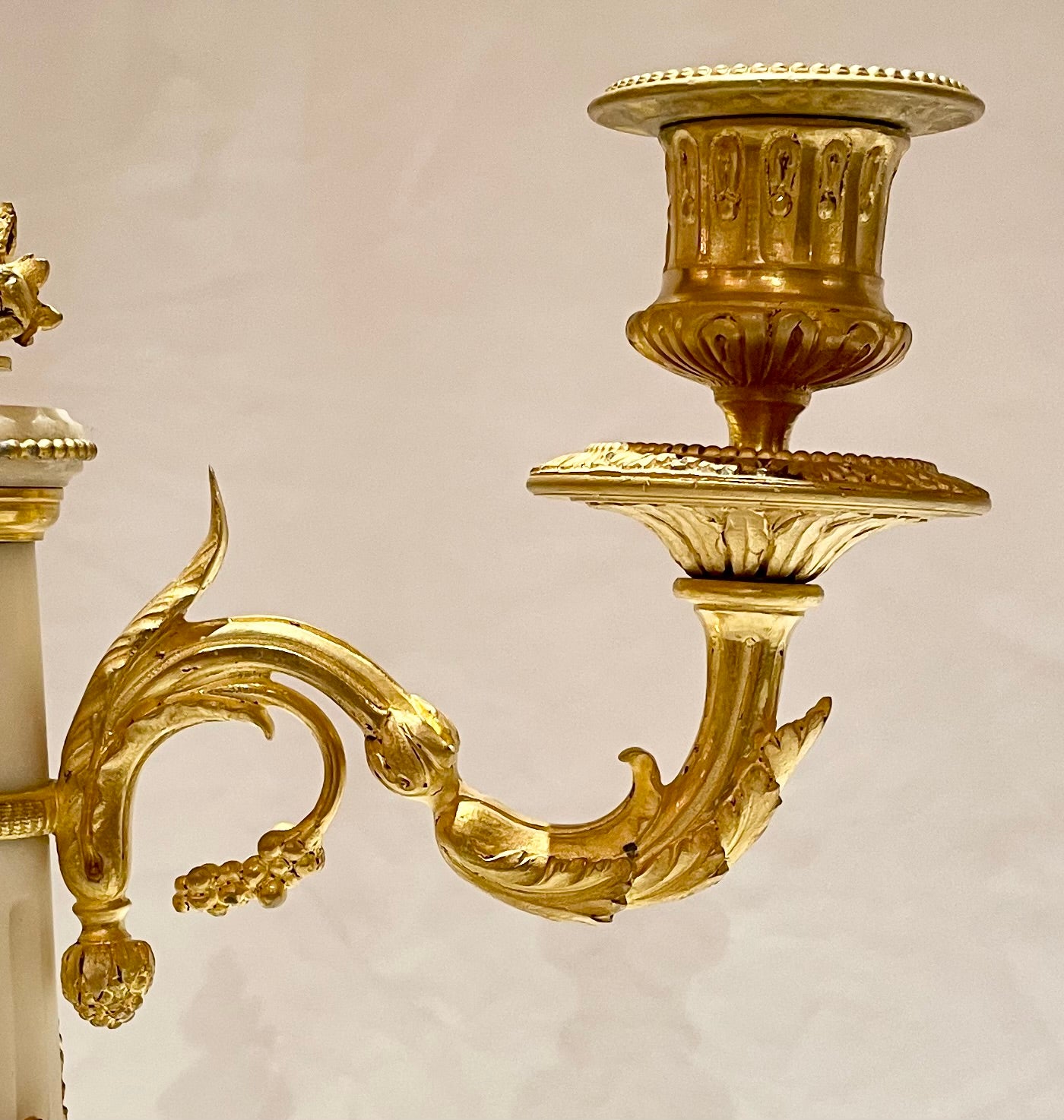 Coppia di candelabri francesi Luigi XVI in marmo bianco e bronzo dorato, circa 1885. in vendita 1