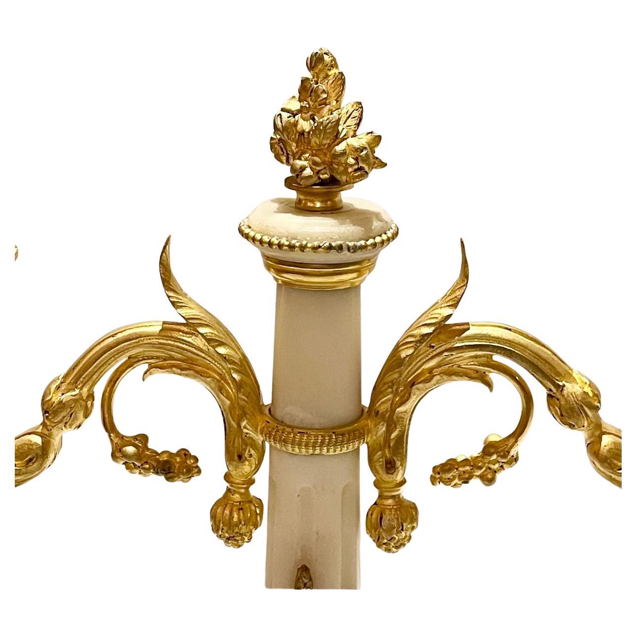 Coppia di candelabri francesi Luigi XVI in marmo bianco e bronzo dorato, circa 1885. in vendita 2