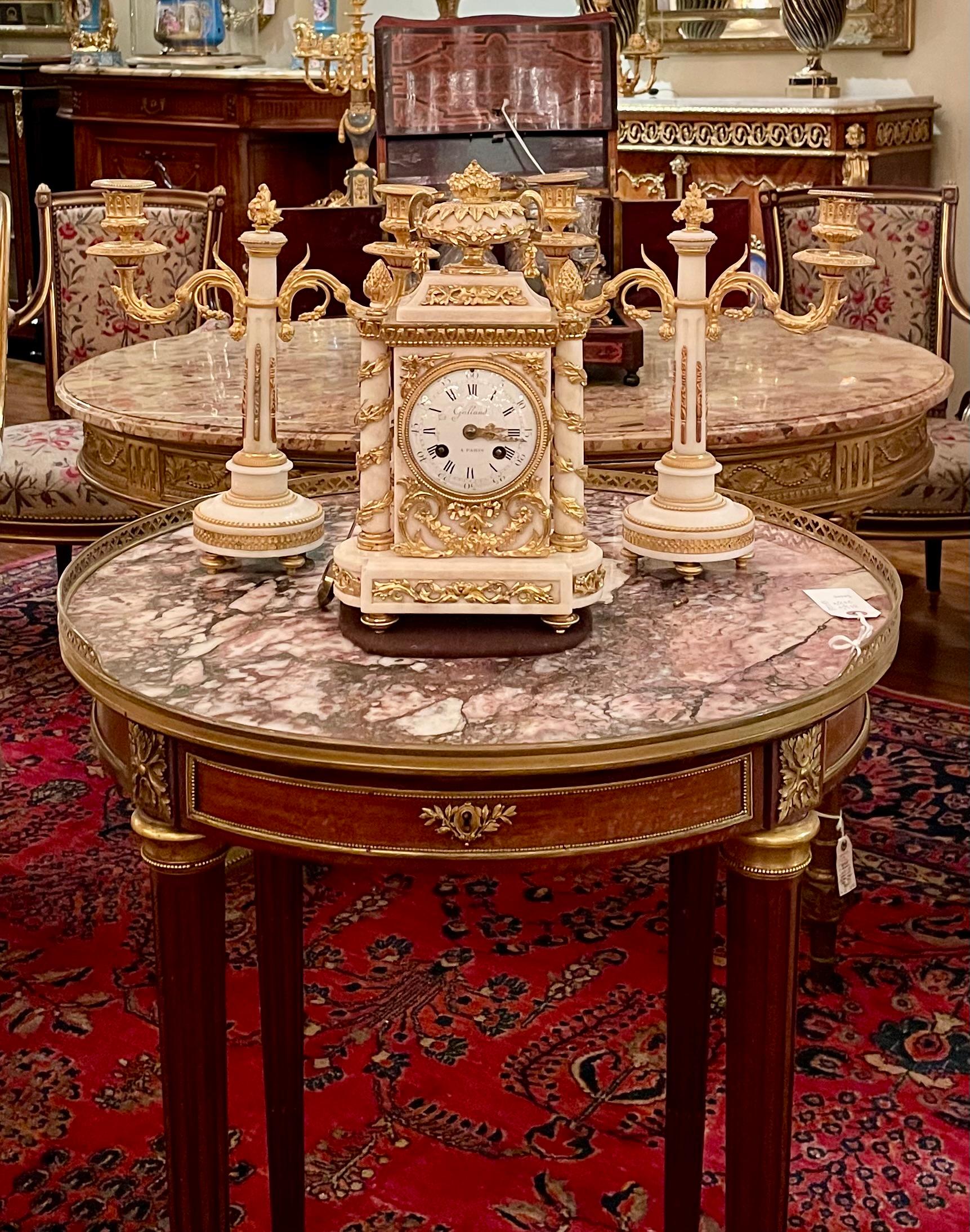 Coppia di candelabri francesi Luigi XVI in marmo bianco e bronzo dorato, circa 1885. in vendita 3