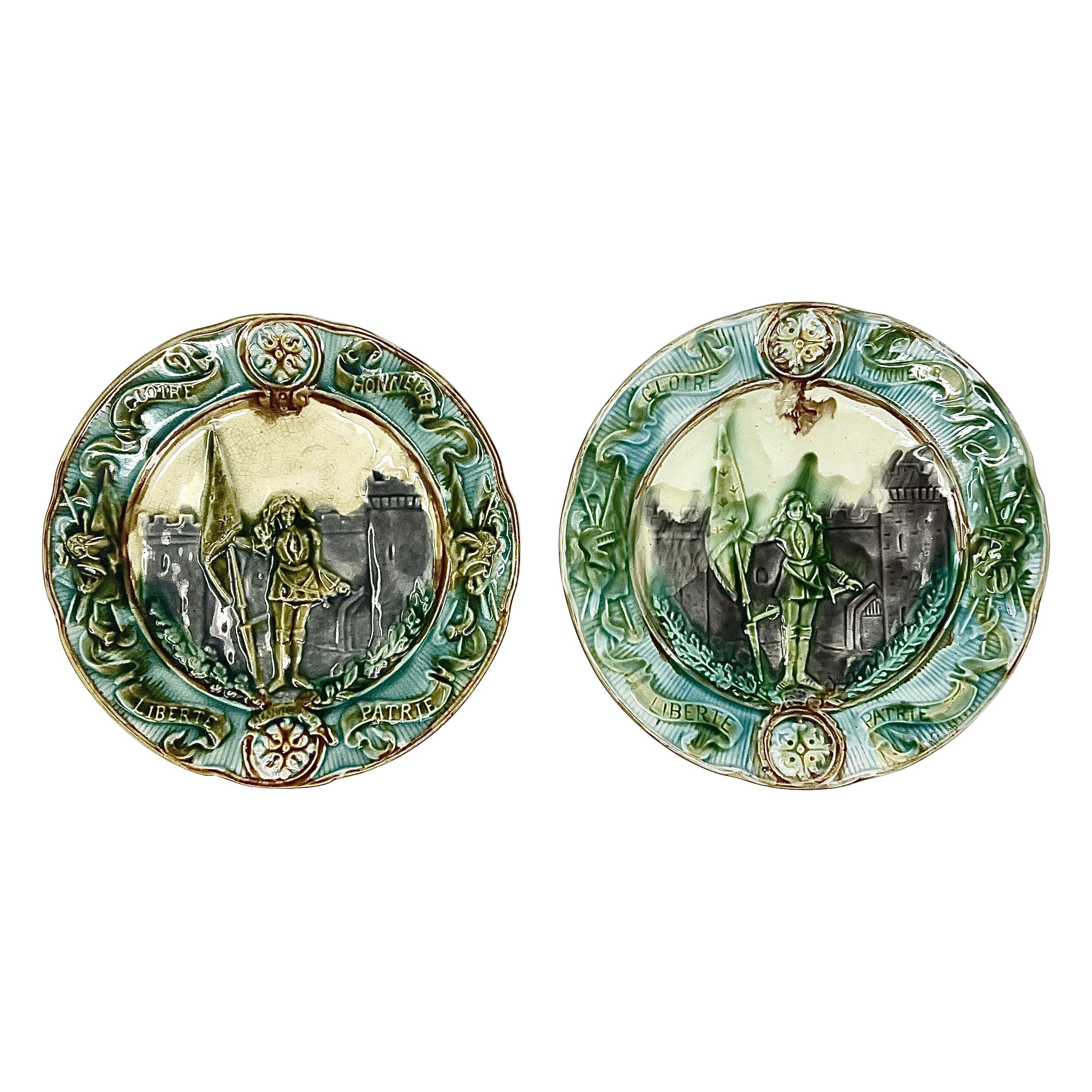 Paire d'assiettes anciennes en majolique française peintes à la main en porcelaine bleue et verte vers 1900 en vente