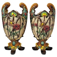 Paar antike französische Majolika-Porzellanurnen aus Majolika, mehrfarbig, um 1890.