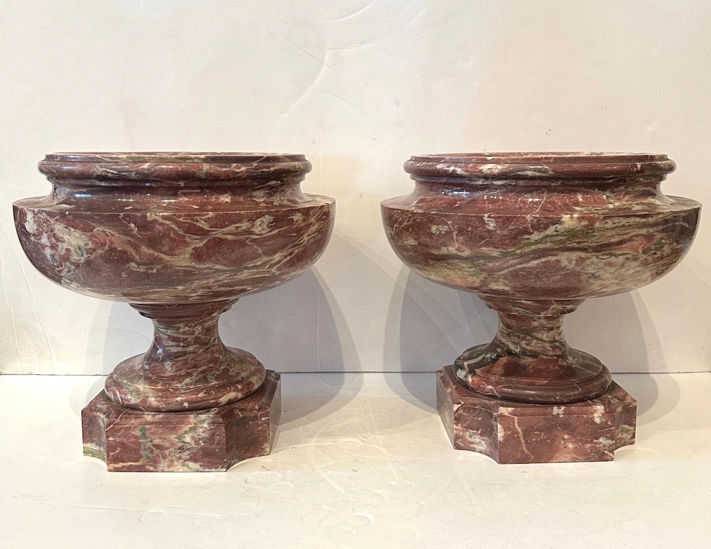 Paire d'urnes classiques en marbre massif sculptées à la main.  La base a un diamètre de 7