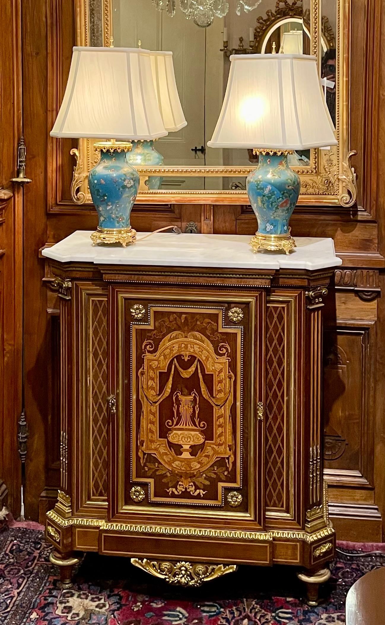 Coppia di armadi francesi con piano in marmo intarsiato e montature in ormolu, CIRCA 1880 in vendita 3