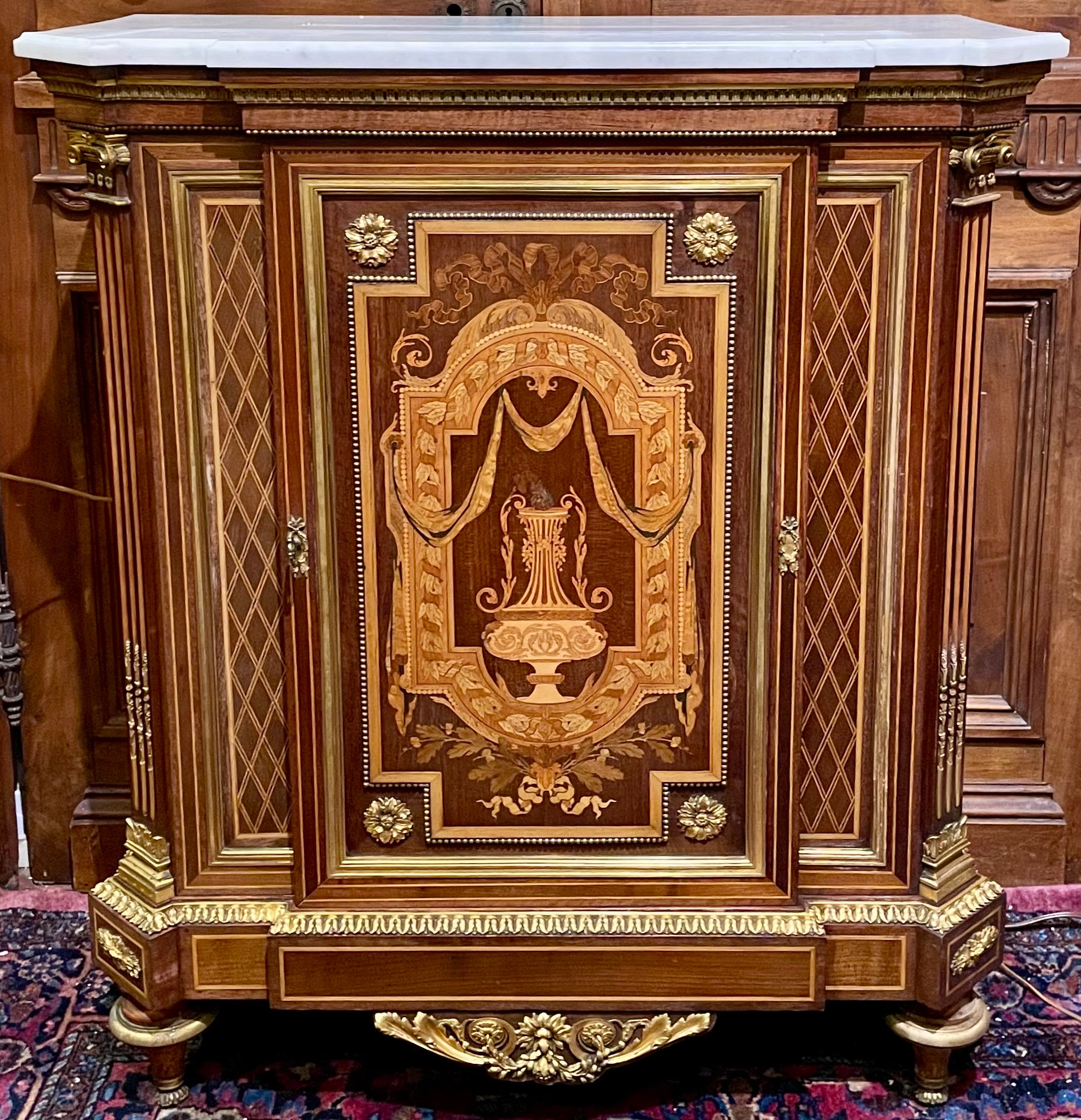 Coppia di armadi francesi con piano in marmo intarsiato e montature in ormolu, CIRCA 1880.