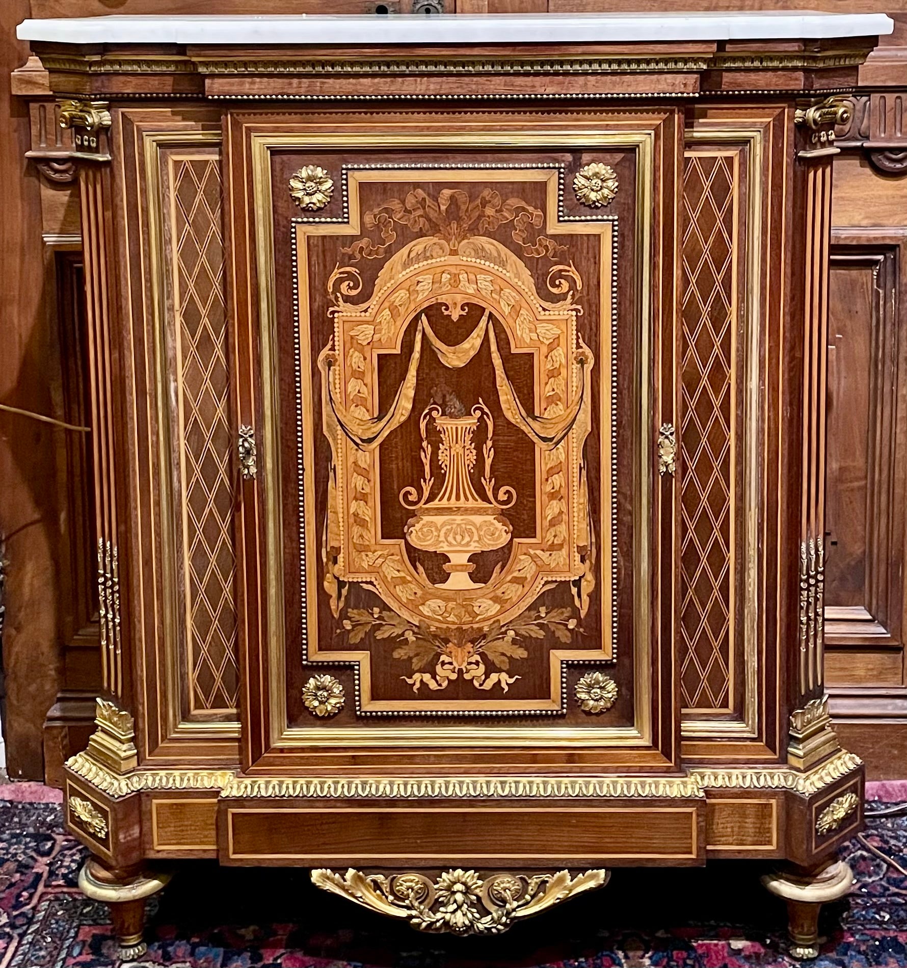 Francese Coppia di armadi francesi con piano in marmo intarsiato e montature in ormolu, CIRCA 1880 in vendita