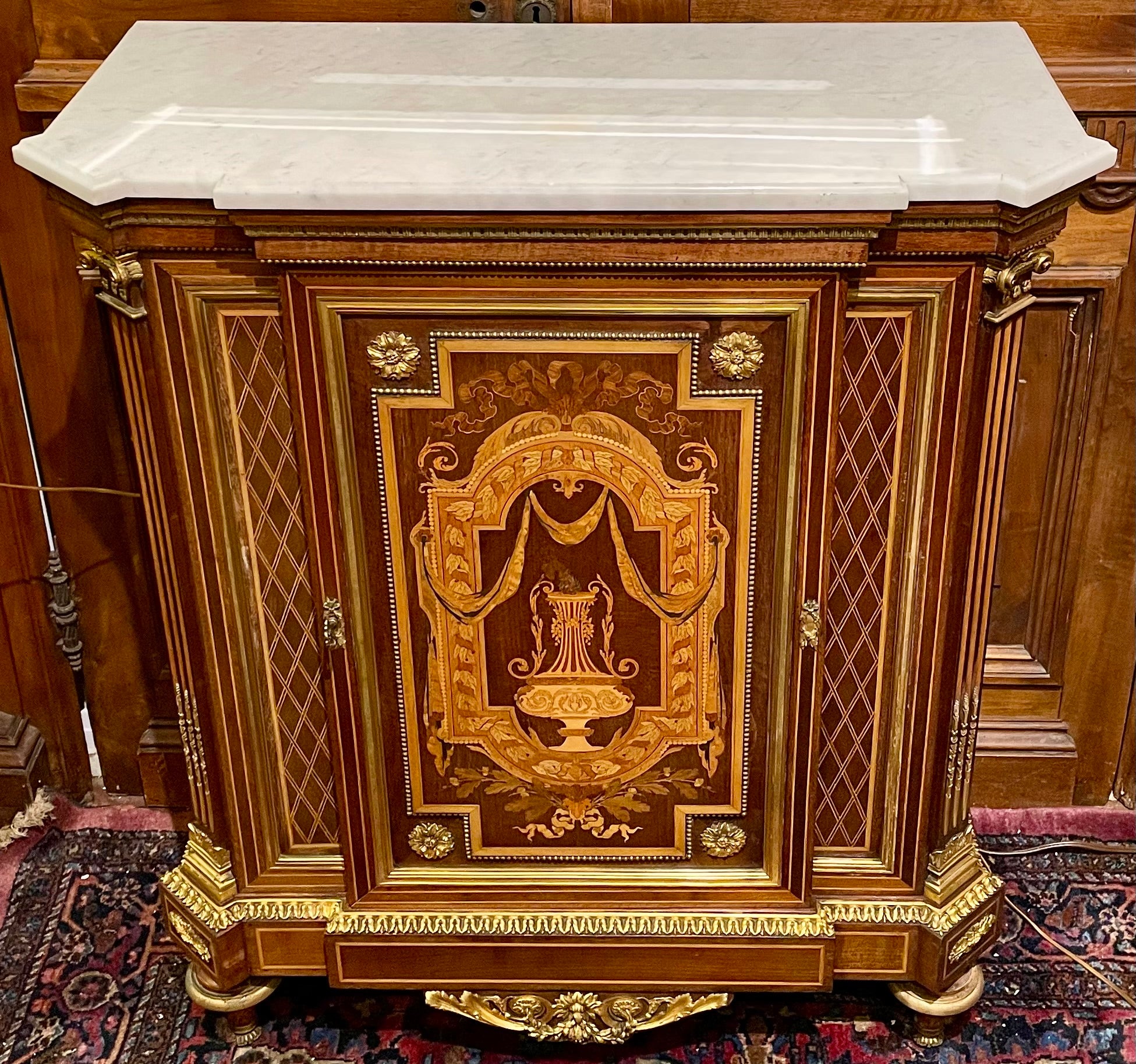 Marqueterie Coppia di armadi francesi con piano in marmo intarsiato e montature in ormolu, CIRCA 1880 in vendita