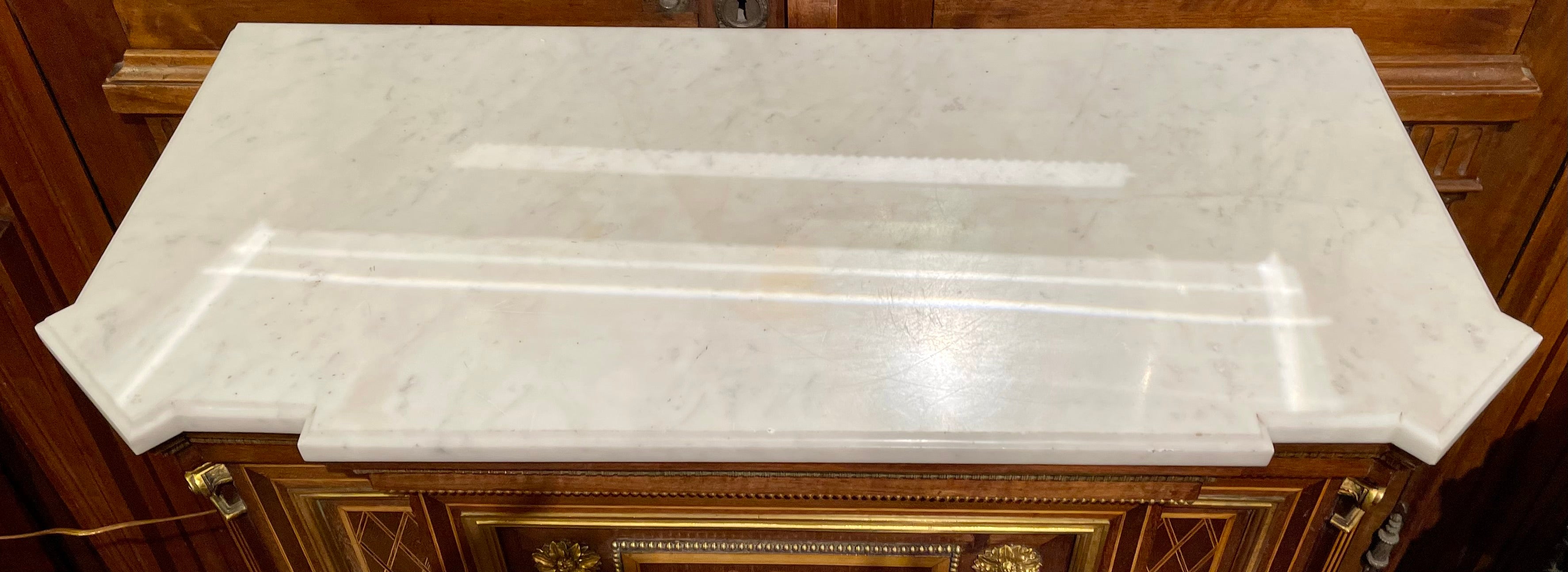 Coppia di armadi francesi con piano in marmo intarsiato e montature in ormolu, CIRCA 1880 In condizioni buone in vendita a New Orleans, LA
