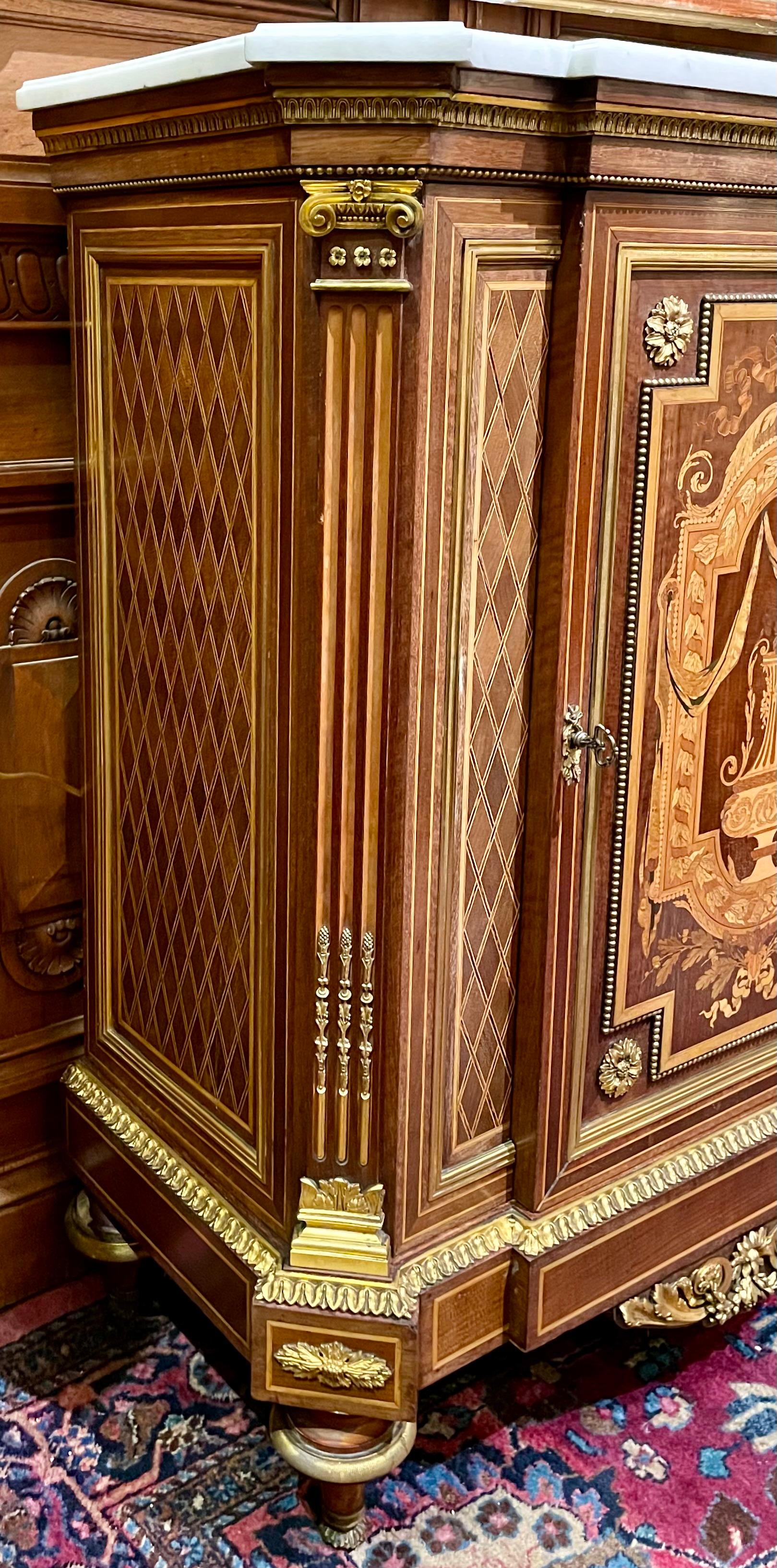 XIX secolo Coppia di armadi francesi con piano in marmo intarsiato e montature in ormolu, CIRCA 1880 in vendita