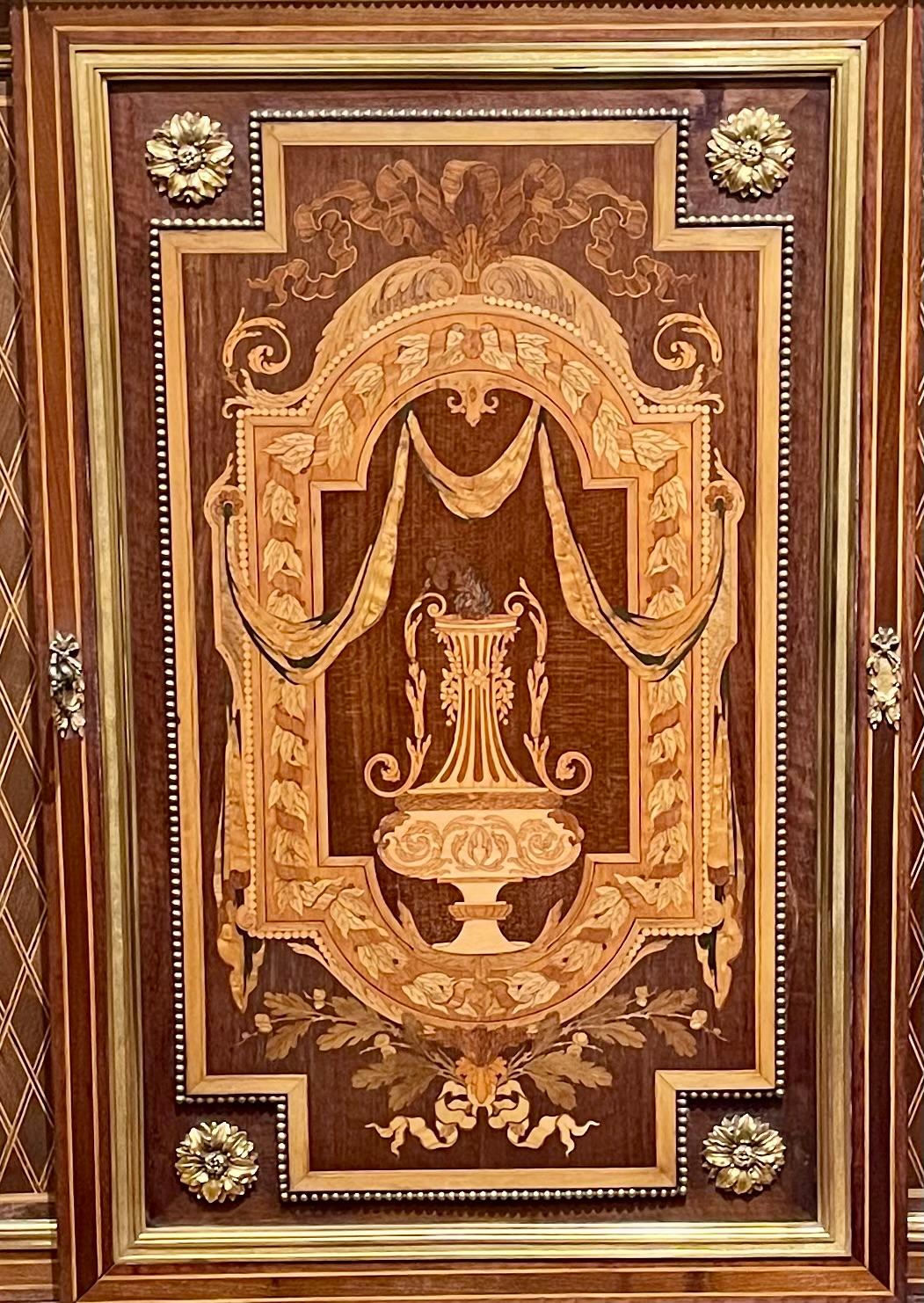 Similoro Coppia di armadi francesi con piano in marmo intarsiato e montature in ormolu, CIRCA 1880 in vendita