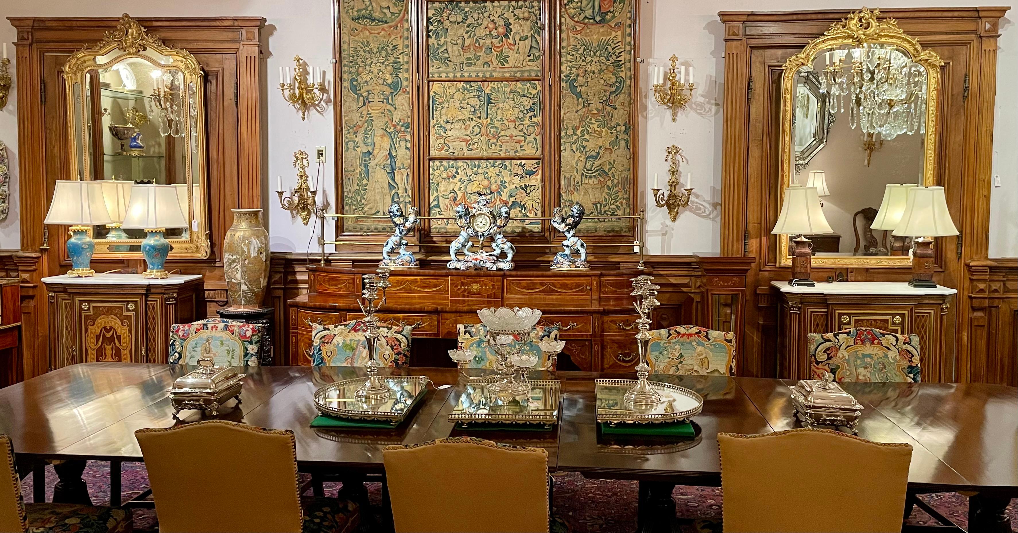 Coppia di armadi francesi con piano in marmo intarsiato e montature in ormolu, CIRCA 1880 in vendita 1