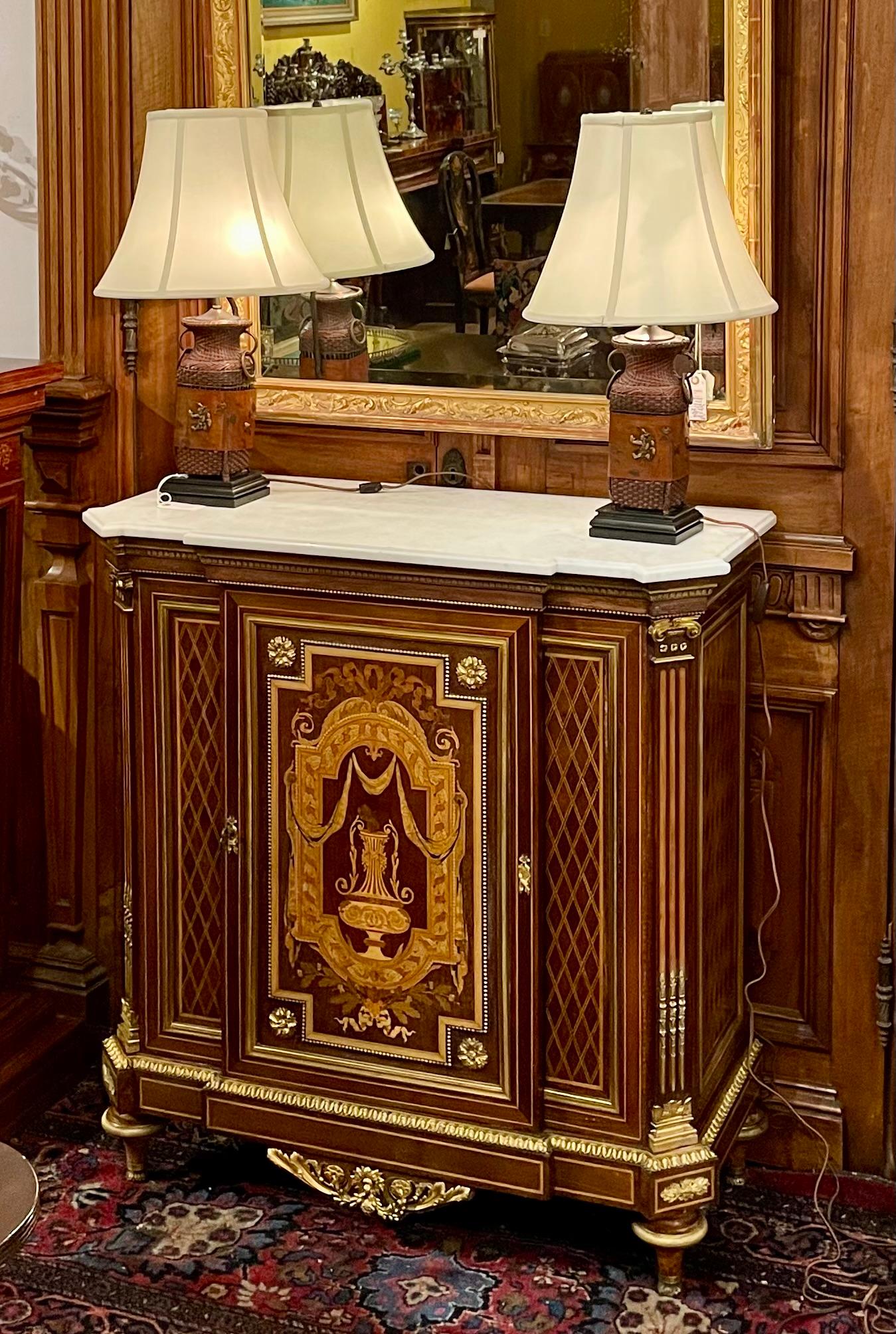 Coppia di armadi francesi con piano in marmo intarsiato e montature in ormolu, CIRCA 1880 in vendita 2