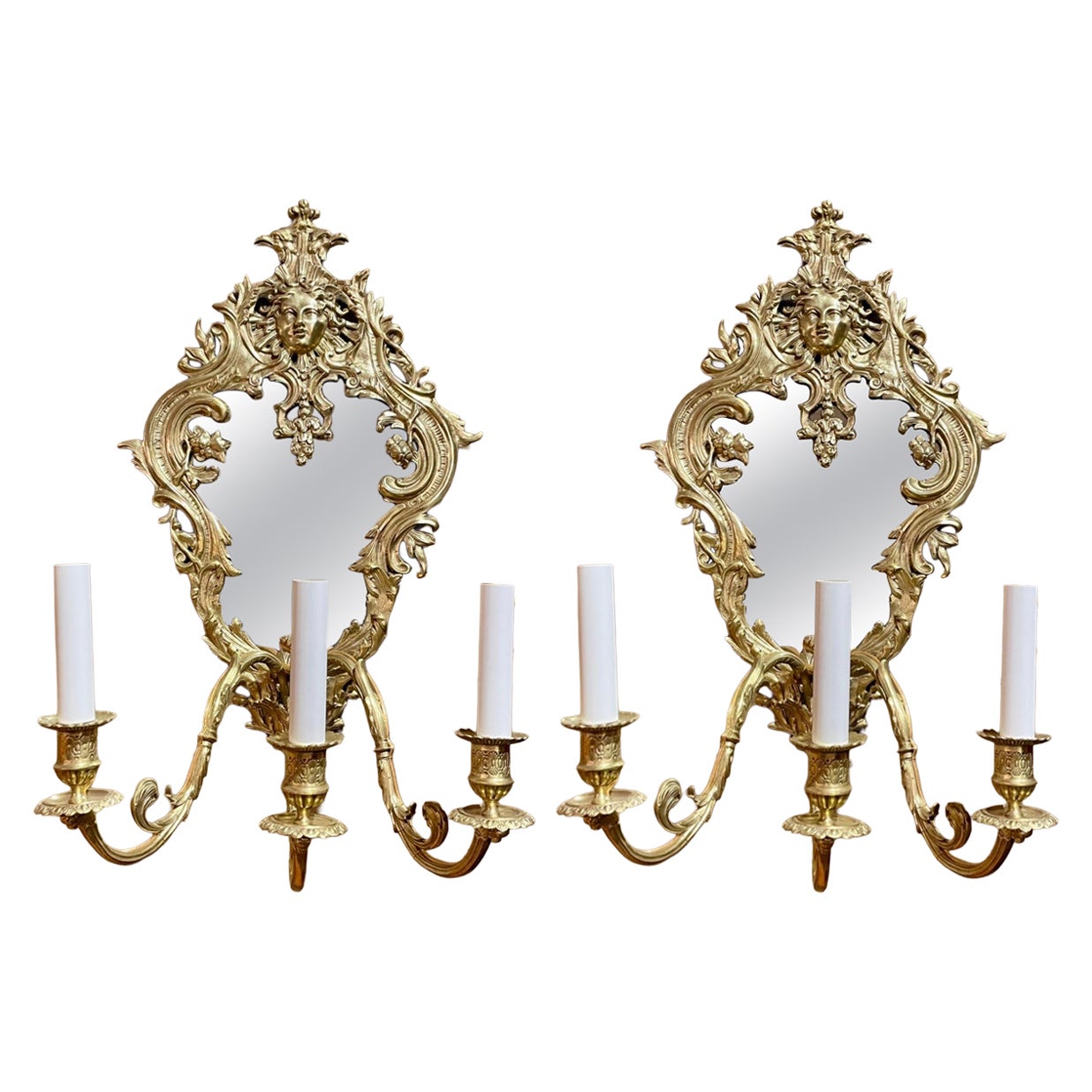 Coppia di applique francesi d'epoca a 3 luci in bronzo dorato a specchio, risalenti al periodo 1885-1900 circa. in vendita