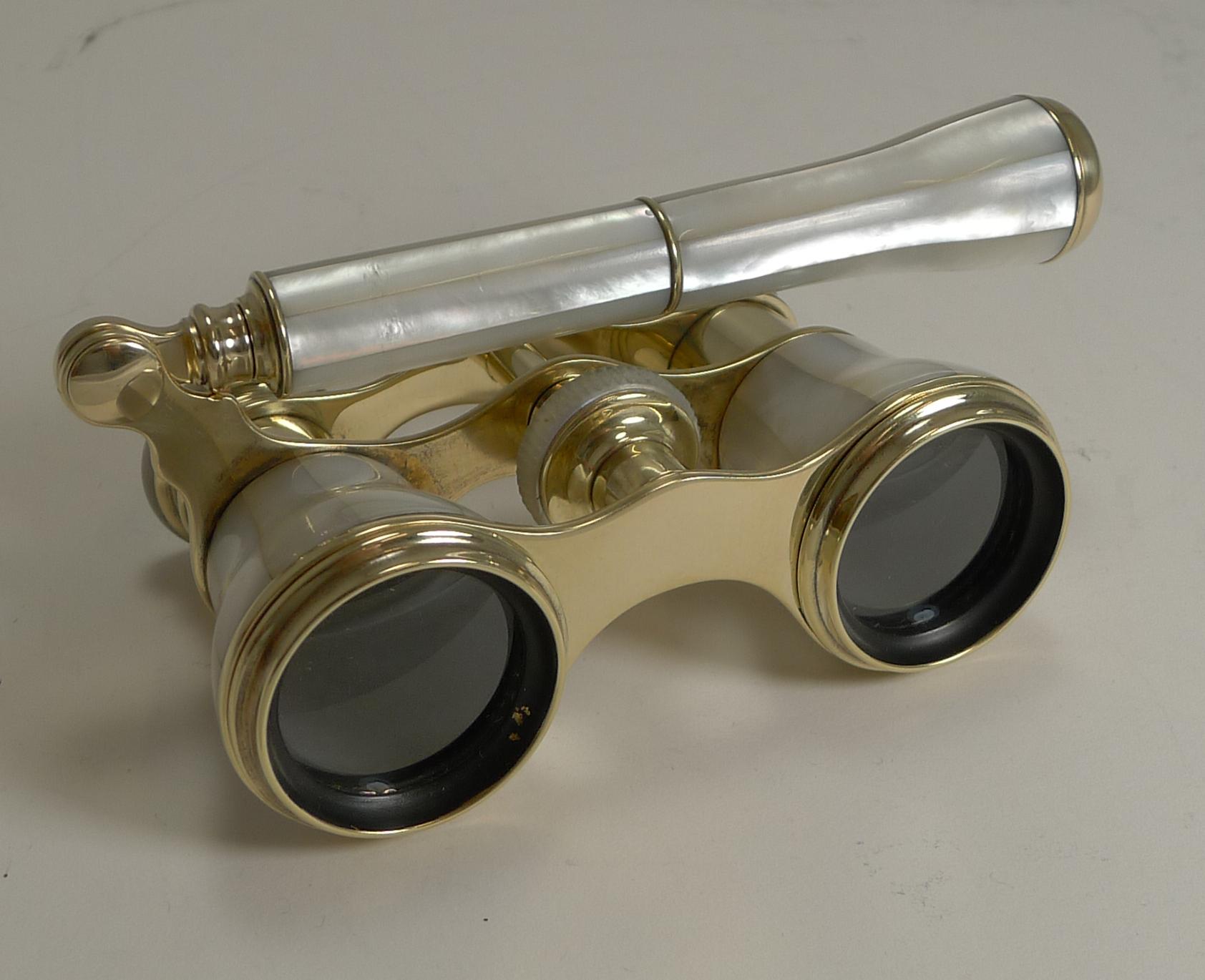 Pair Antique French Mother of Pearl Opera Glasses c.1890 - Lorgnette Handle In Good Condition In Bath, GB