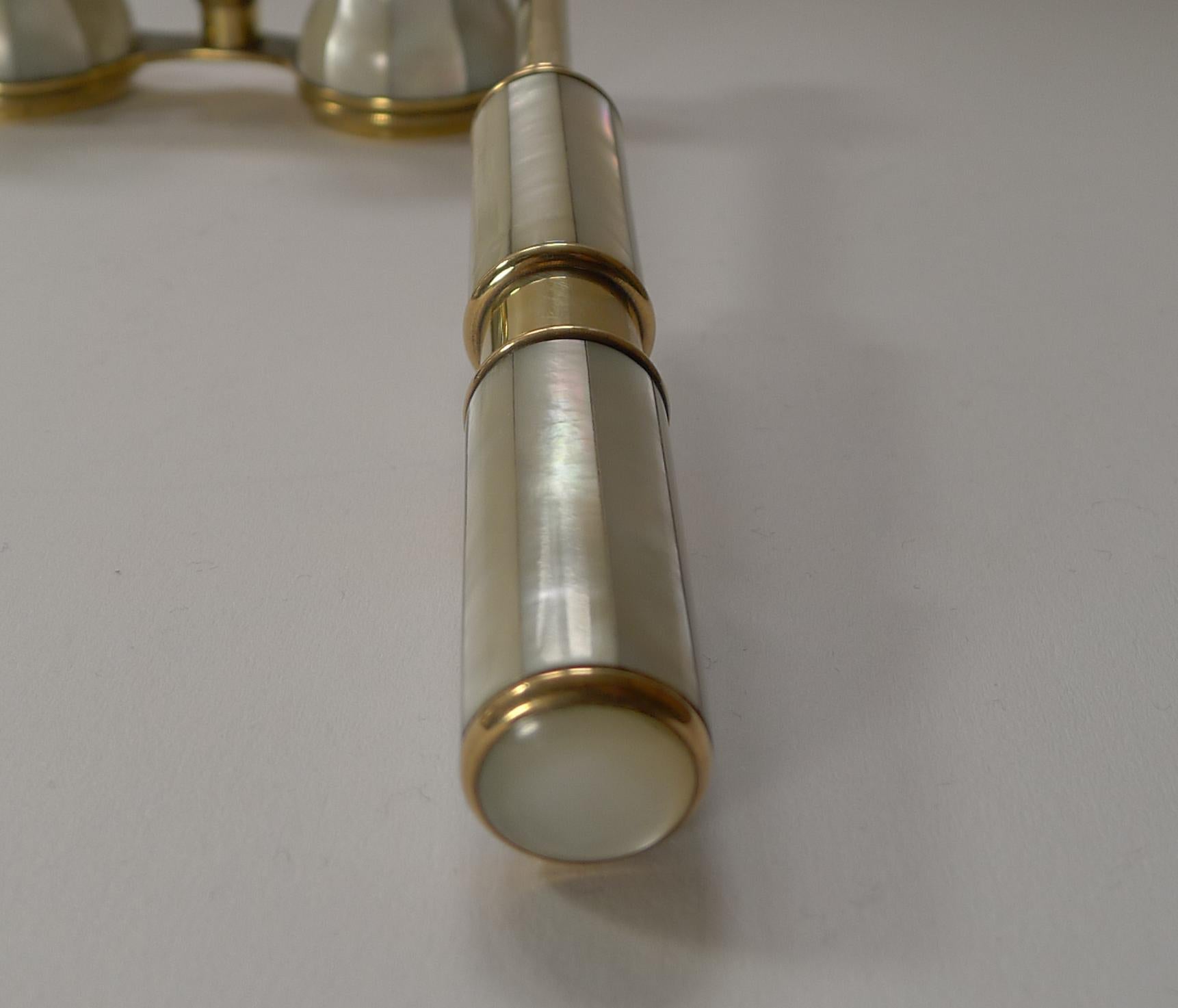 Pair Antique French Mother of Pearl Opera Glasses c.1900, Lorgnette Handle In Good Condition In Bath, GB