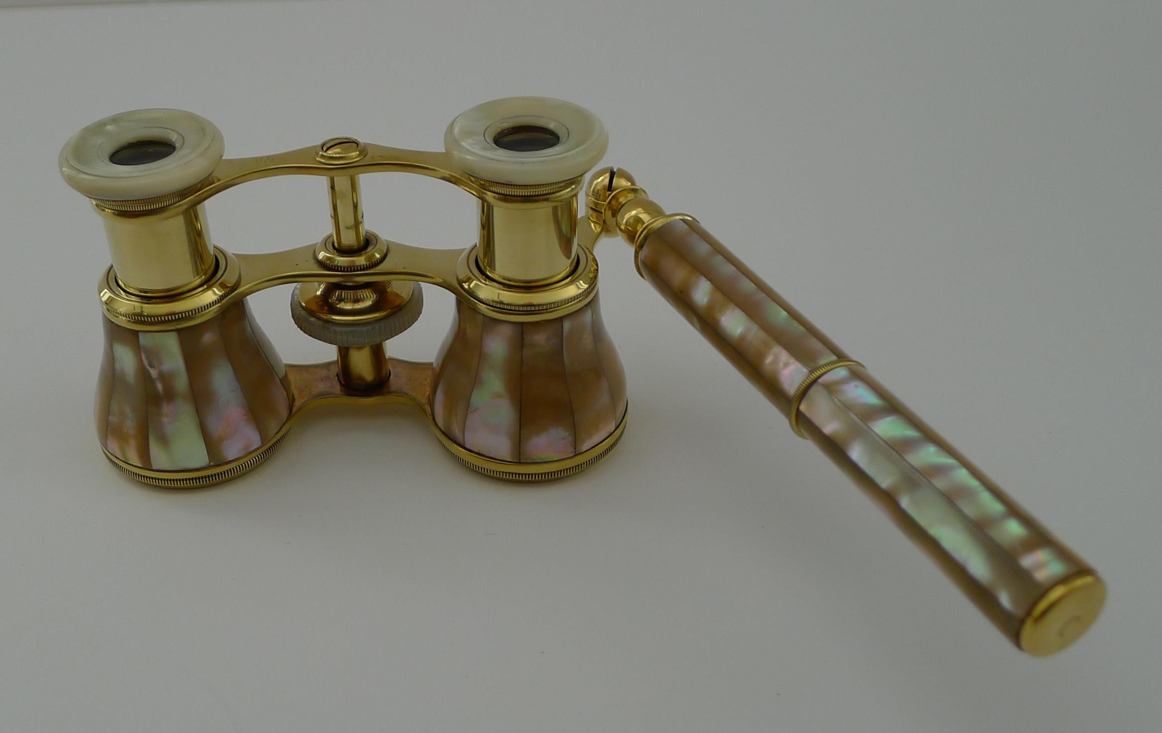 Pair Antique French Mother of Pearl Opera Glasses c.1910 - Lorgnette Handle In Good Condition In Bath, GB