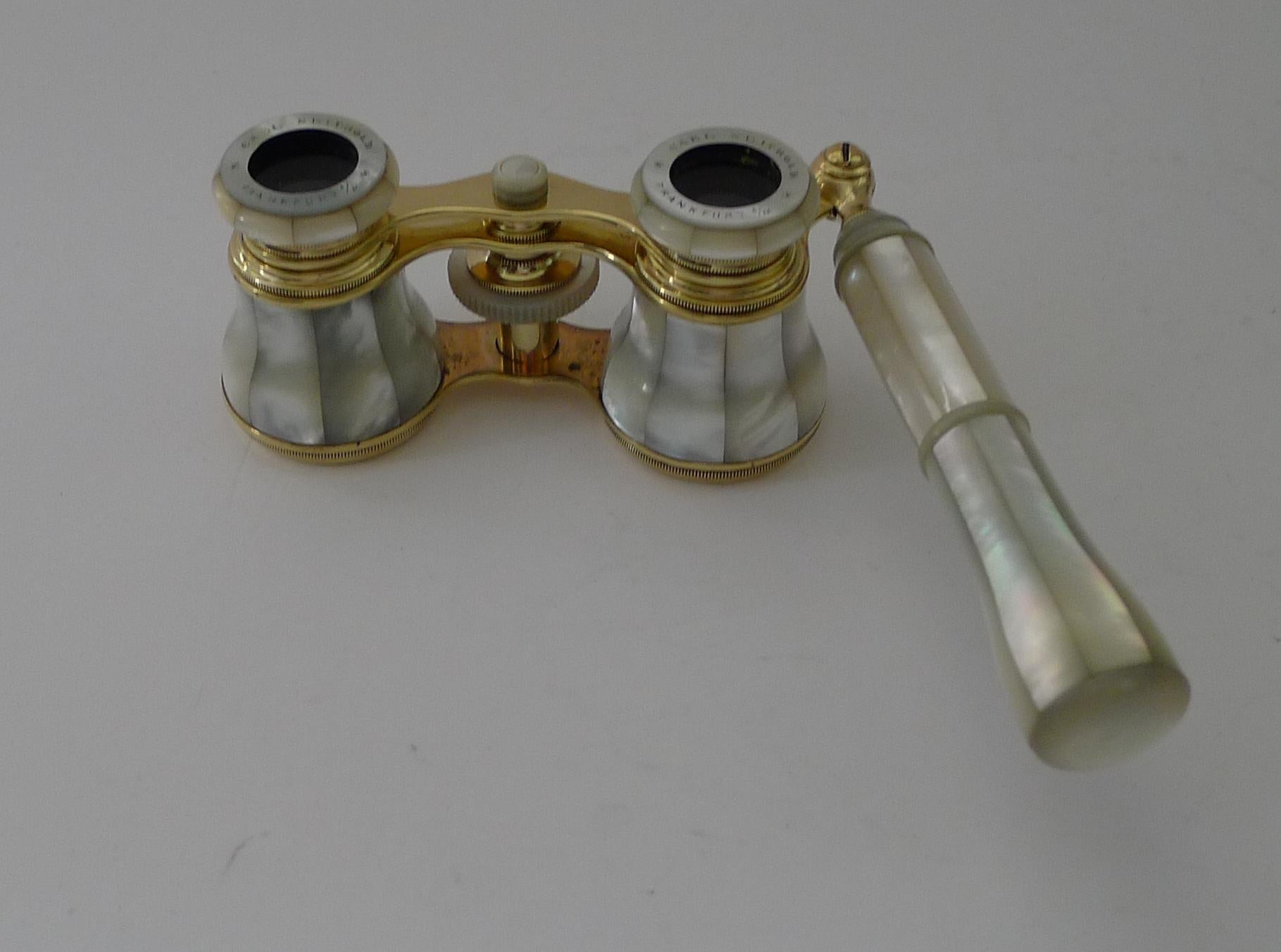 Pair Antique French Mother of Pearl Opera Glasses circa 1910, Lorgnette Handle In Good Condition For Sale In Bath, GB