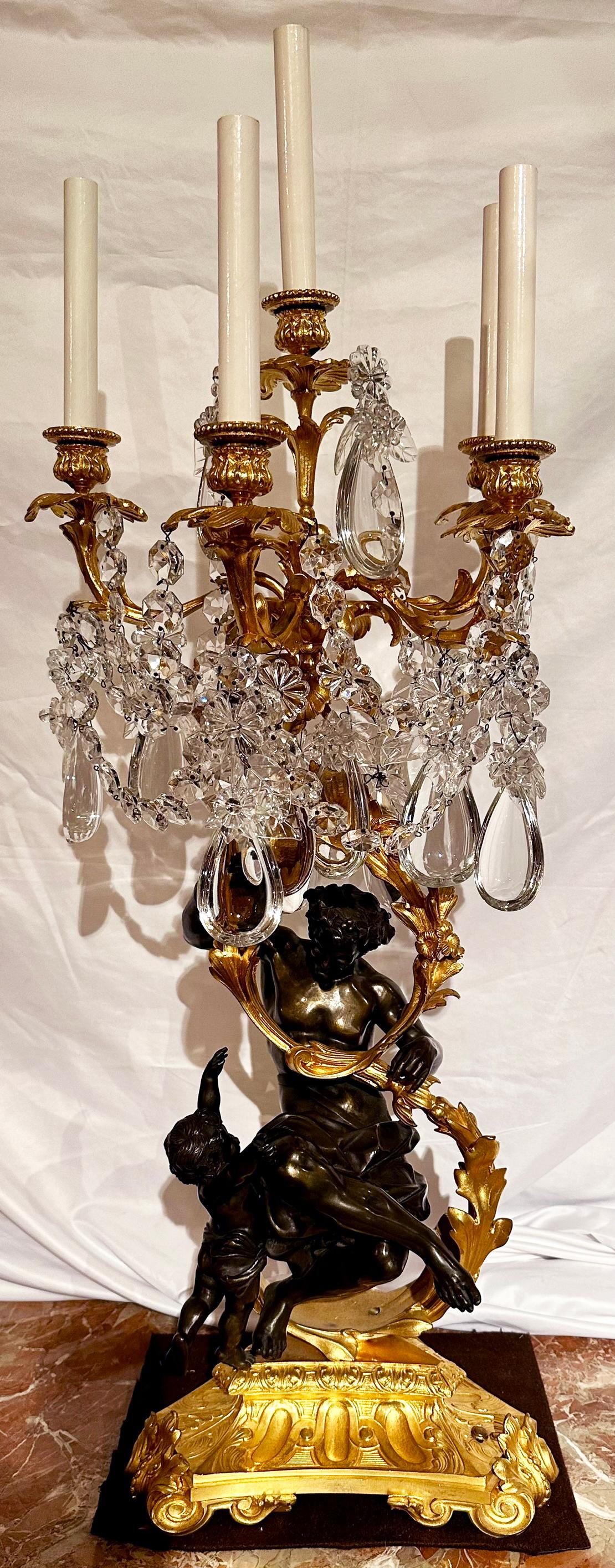 Paire de magnifiques chandeliers anciens français en cristal de Baccarat et bronze doré avec des figures bacchanales en bronze patiné, vers 1860.