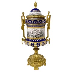 Paar antike französische Napoleon III.-Urnen aus „Juwelen“-Porzellan und Goldbronze, um 1875
