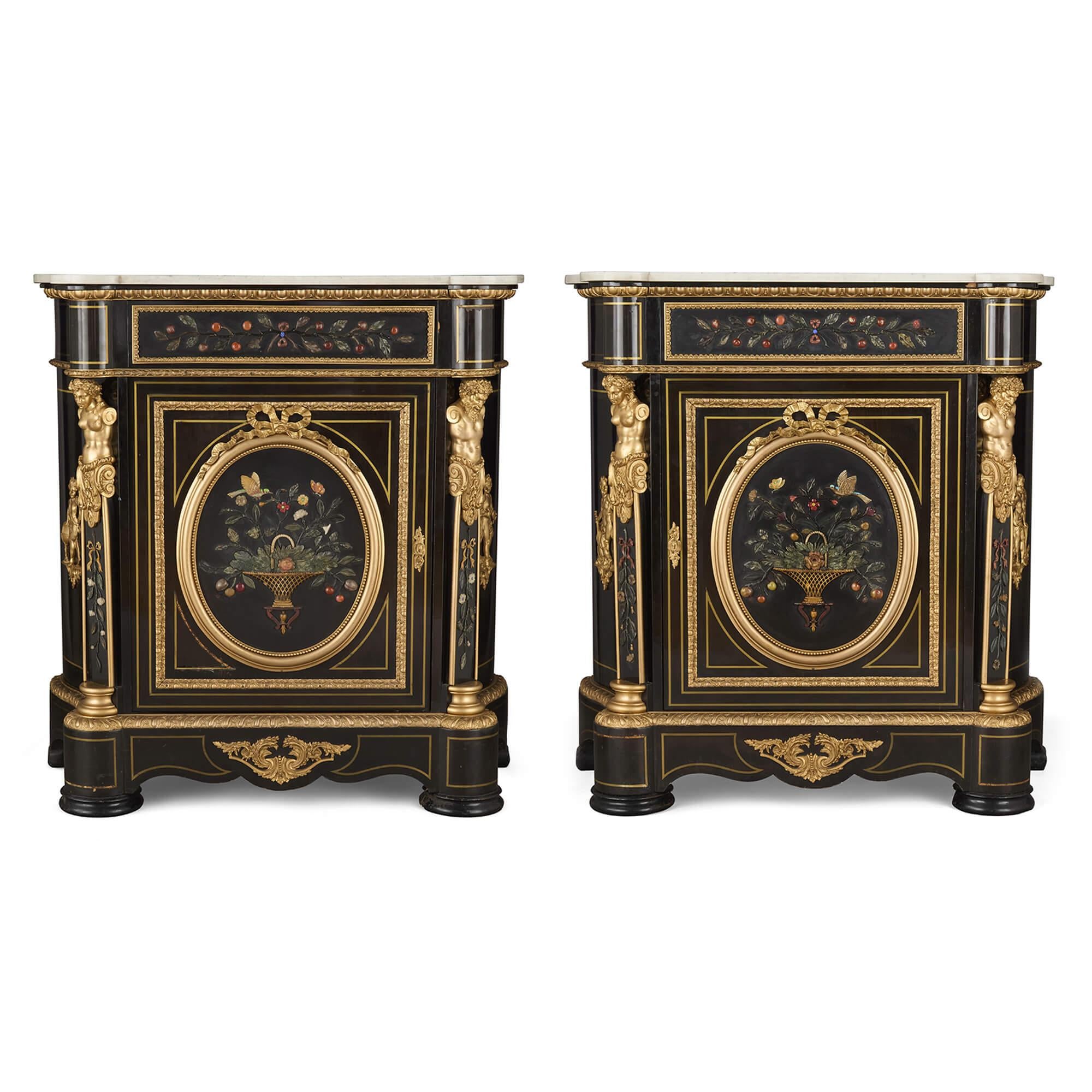 Paar antike französische Napoleon III Marmor Pietra Dura Ebonisiertes Holz Ormolu Schränke 
Französisch, Ende 19. Jahrhundert 
Höhe 117cm, Breite 115cm, Tiefe 49cm

Dieses bemerkenswerte Paar Schränke im Stil Napoleons III. ist ein herausragendes