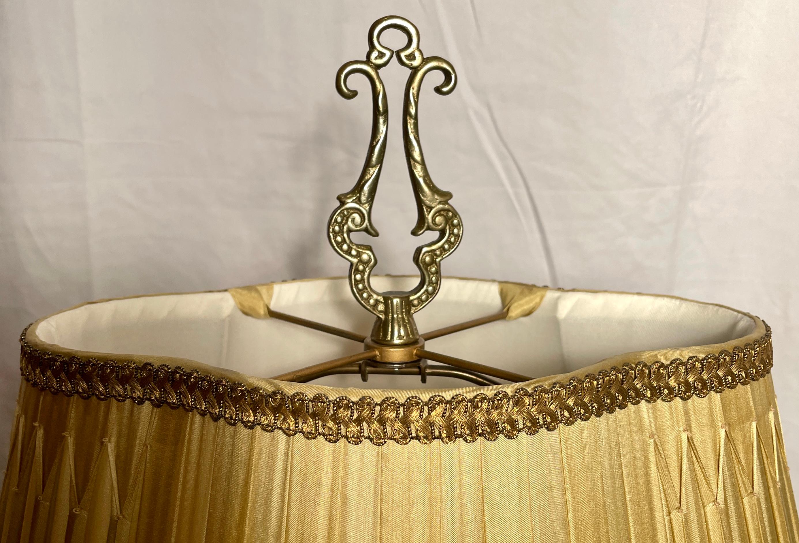 Paire de lampes françaises anciennes Napoléon III en marbre rouge montées sur bronze doré avec abat-jour en soie. Bon état - En vente à New Orleans, LA