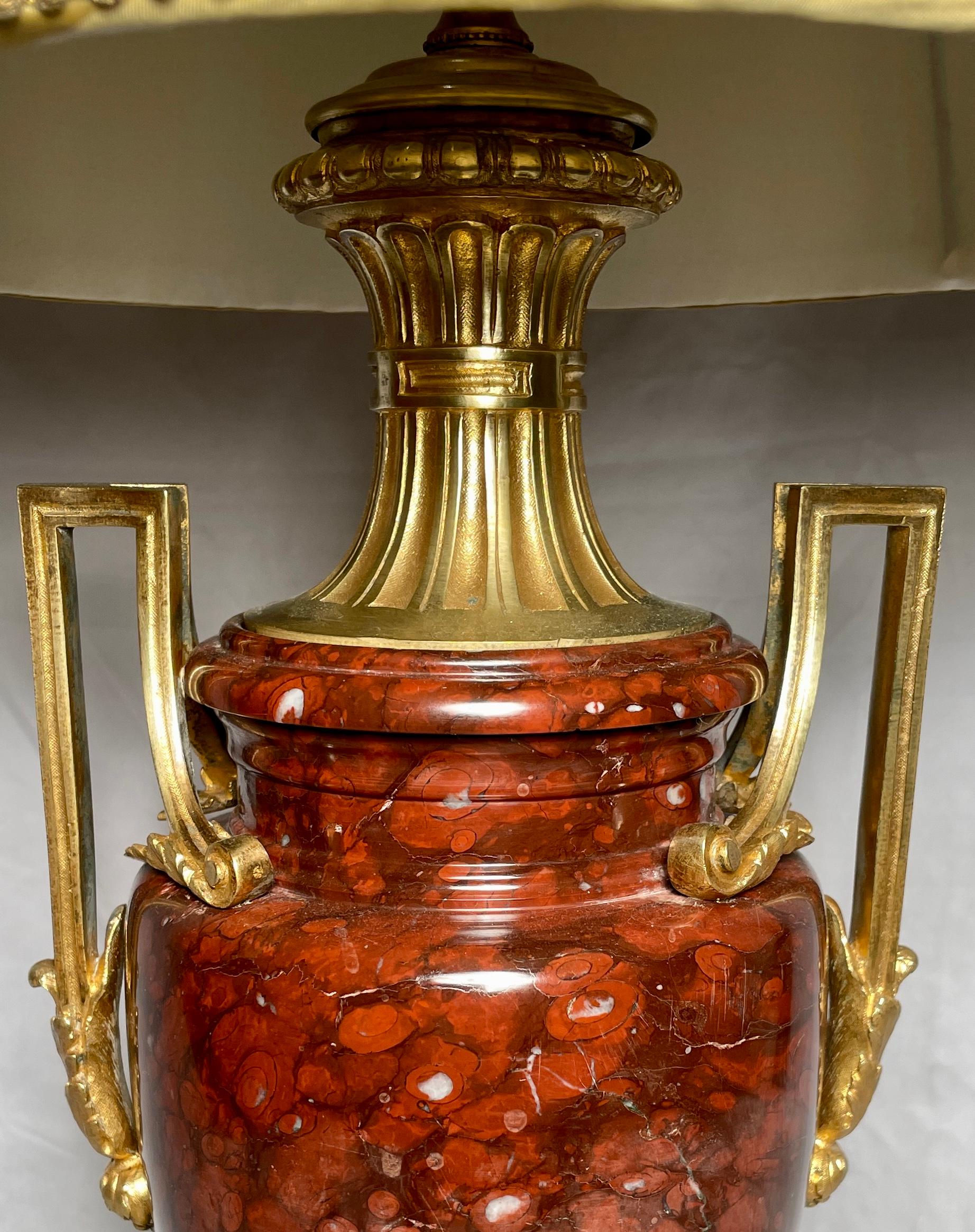 XIXe siècle Paire de lampes françaises anciennes Napoléon III en marbre rouge montées sur bronze doré avec abat-jour en soie. en vente