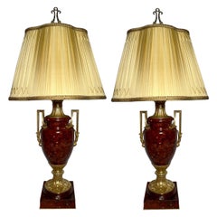 Paire de lampes françaises anciennes Napoléon III en marbre rouge montées sur bronze doré avec abat-jour en soie.