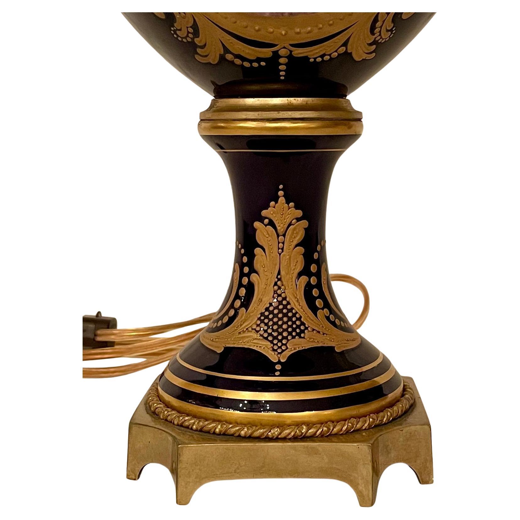 Paire de lampes anciennes en porcelaine de Sèvres et bronze doré Napoléon III Circa 1890 en vente 4