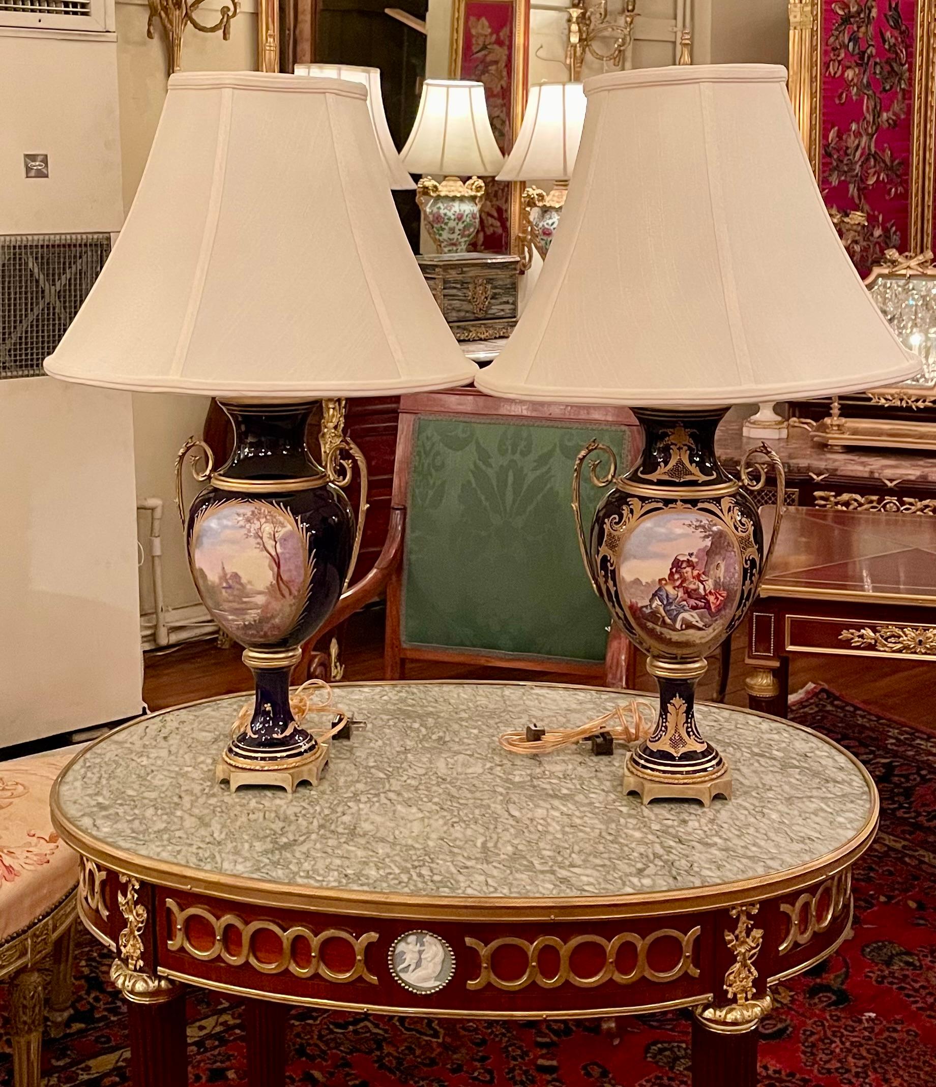 Paire de lampes anciennes en porcelaine de Sèvres et bronze doré Napoléon III Circa 1890 en vente 7