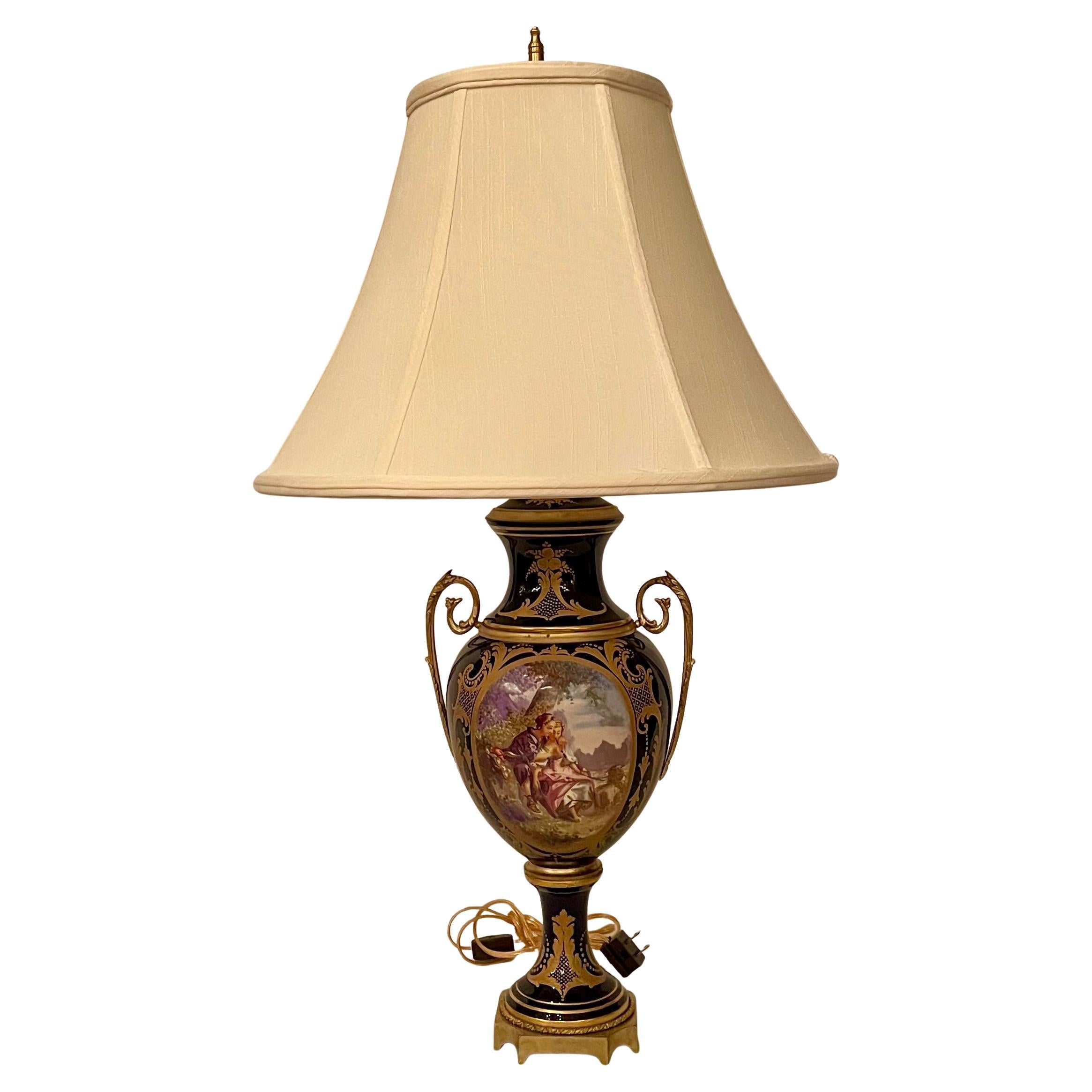 Porcelaine Paire de lampes anciennes en porcelaine de Sèvres et bronze doré Napoléon III Circa 1890 en vente