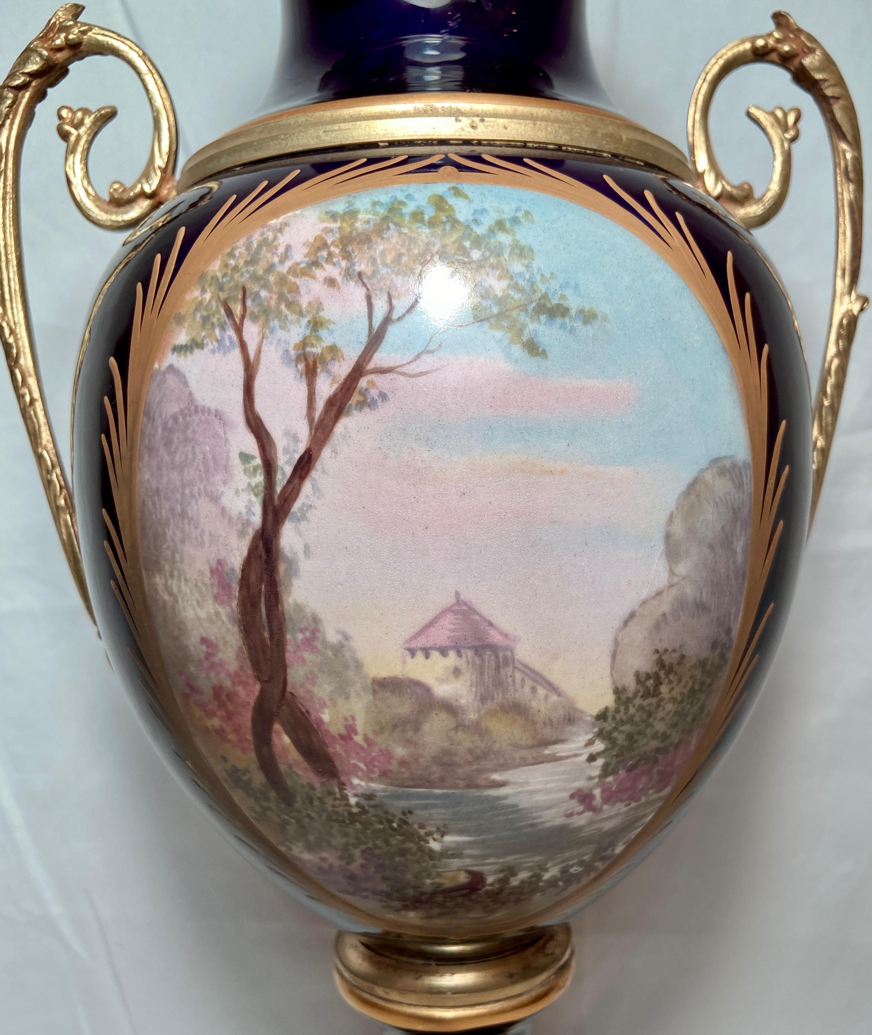 Paire d'urnes anciennes françaises Napoléon III Svres en porcelaine et bronze doré, vers les années 1890 Bon état - En vente à New Orleans, LA