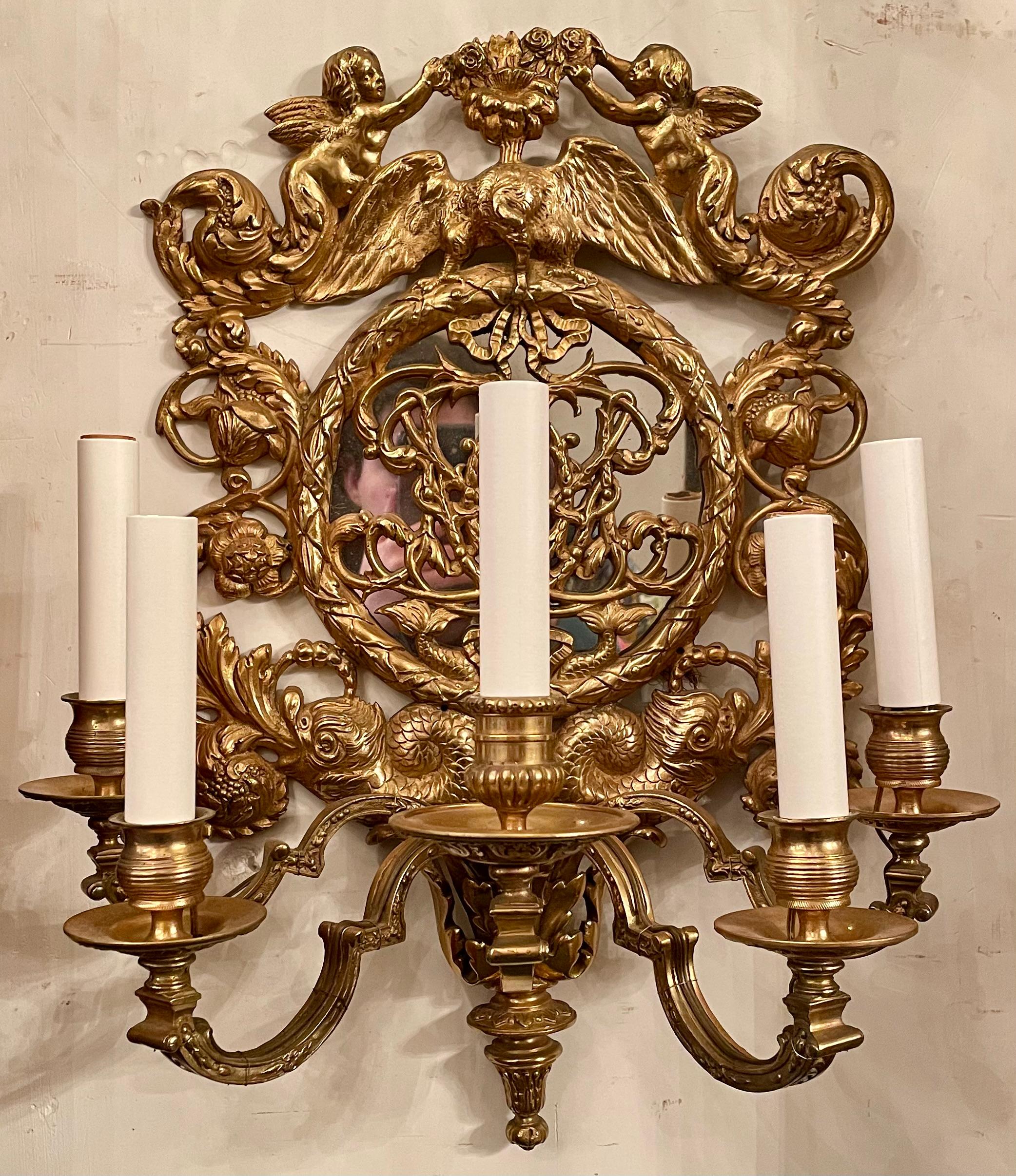Paire d'appliques murales anciennes en bronze d'oré et miroir à 5 lumières, de style néo-classique français, vers 1890-1910.
